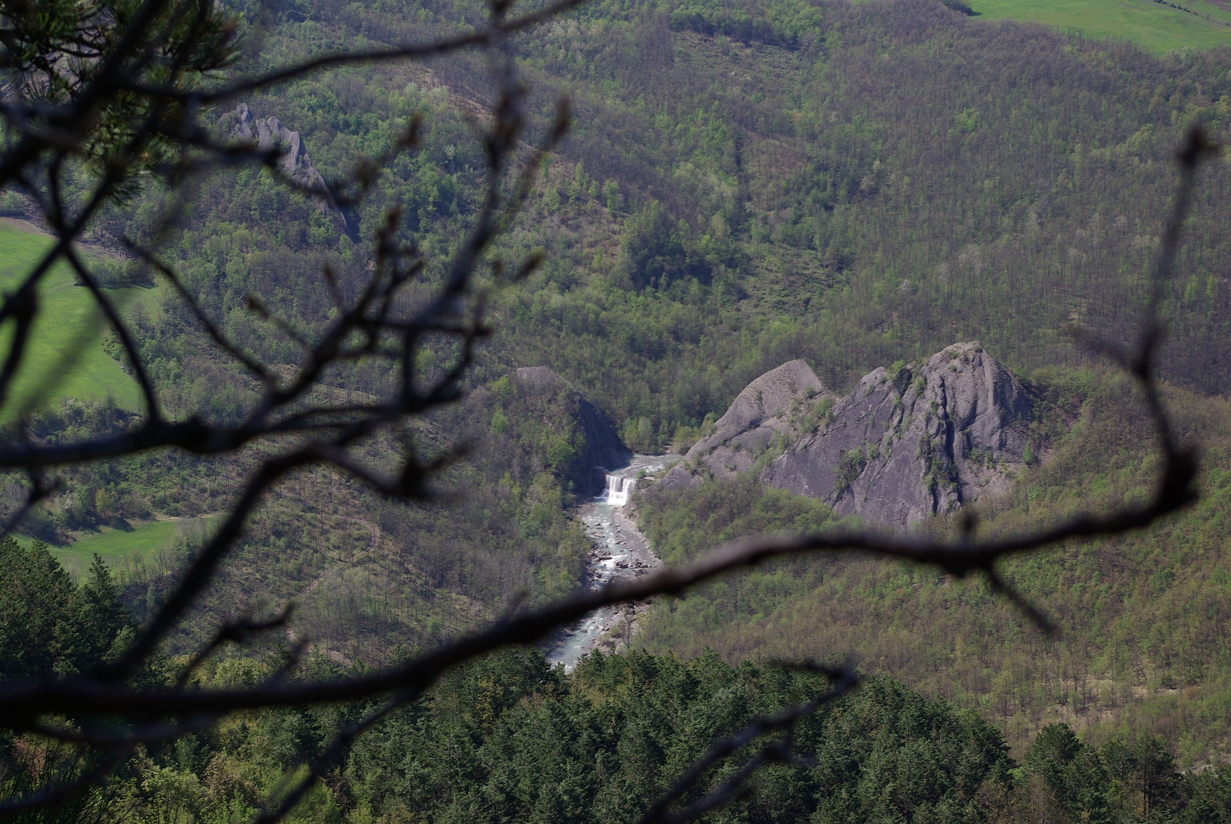 I Salti Del Diavolo ripresi dalla pineta di Cassio (pr)