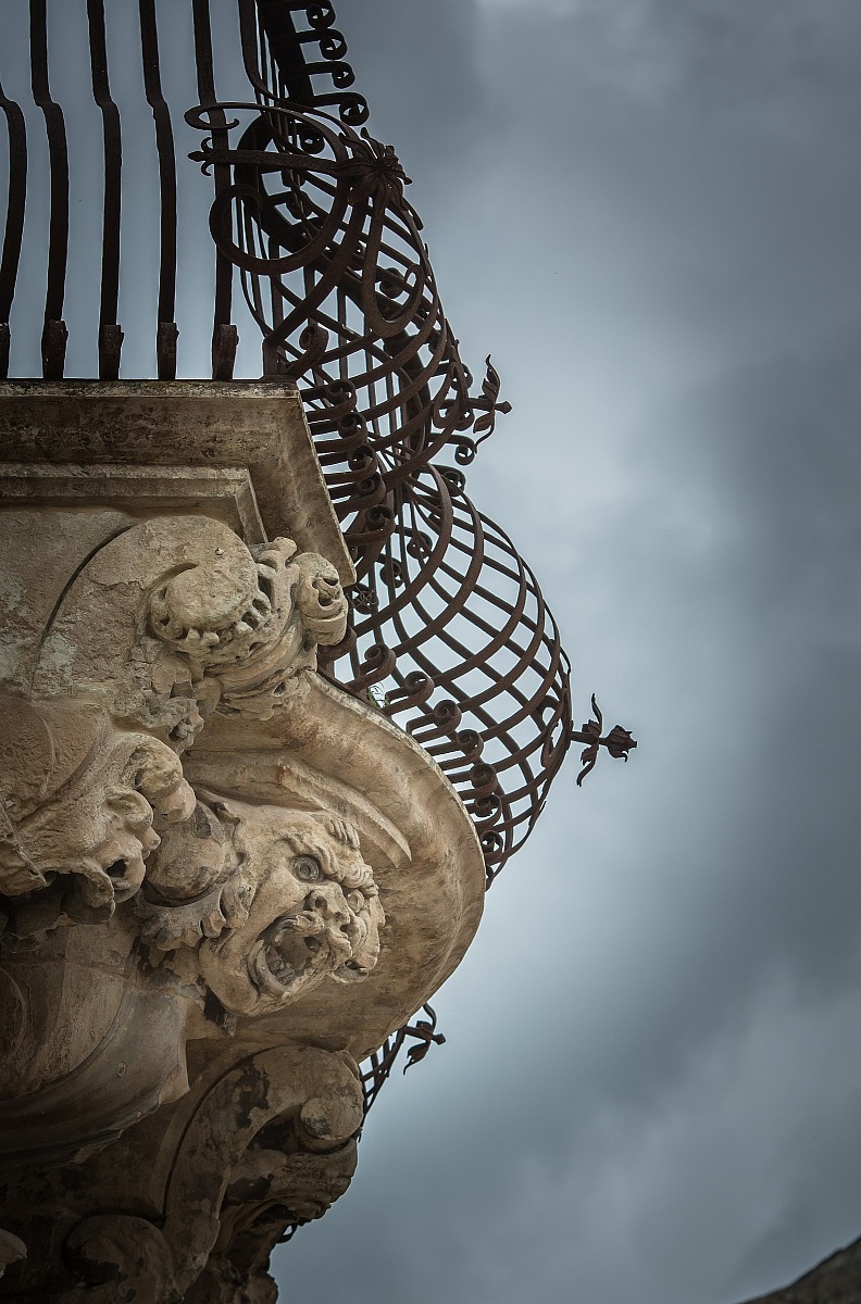 Scicli, balconi, ringhiere e mensole ..una meraviglia