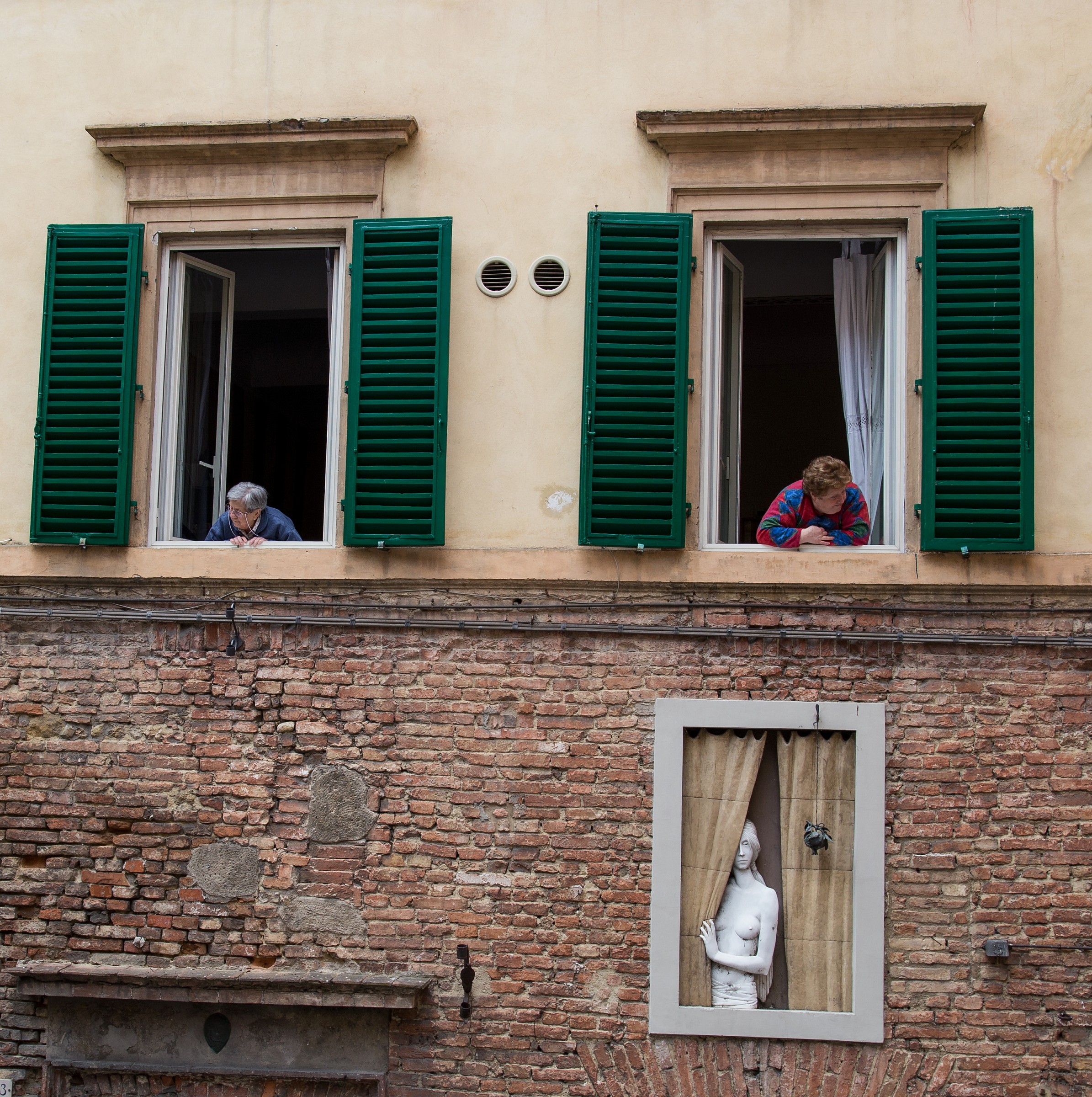 Le curiose e la discreta.