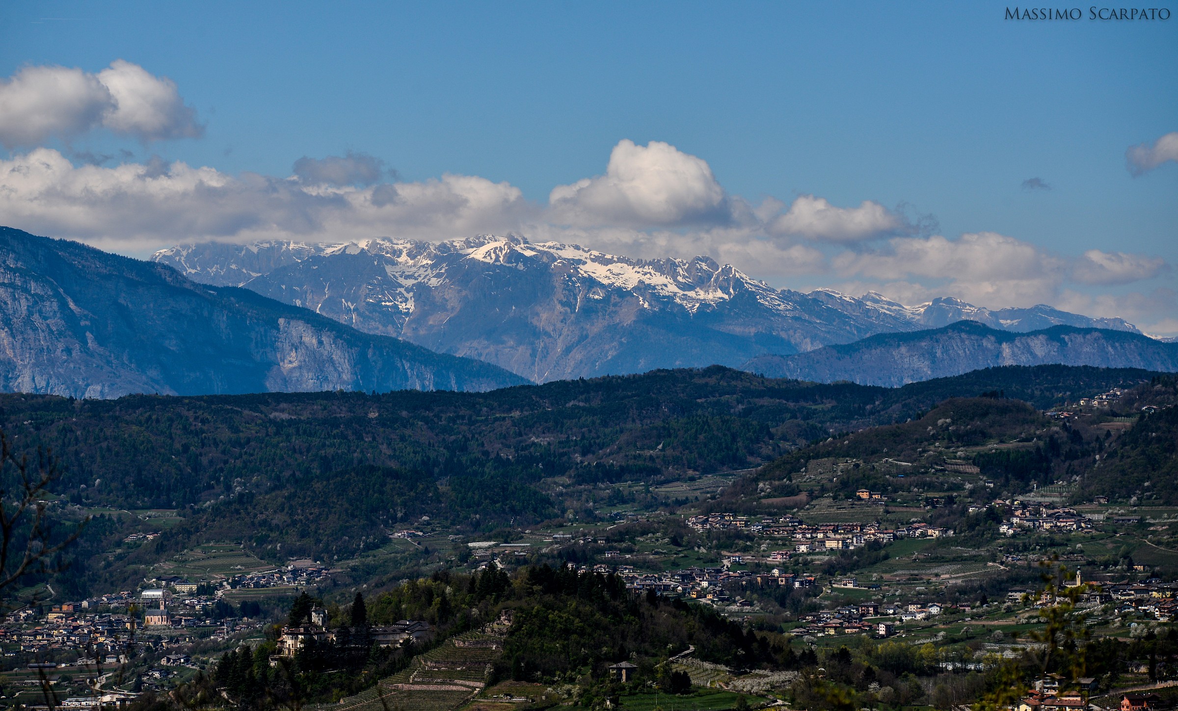 Le montagne e la città vista dal castello di Pergine