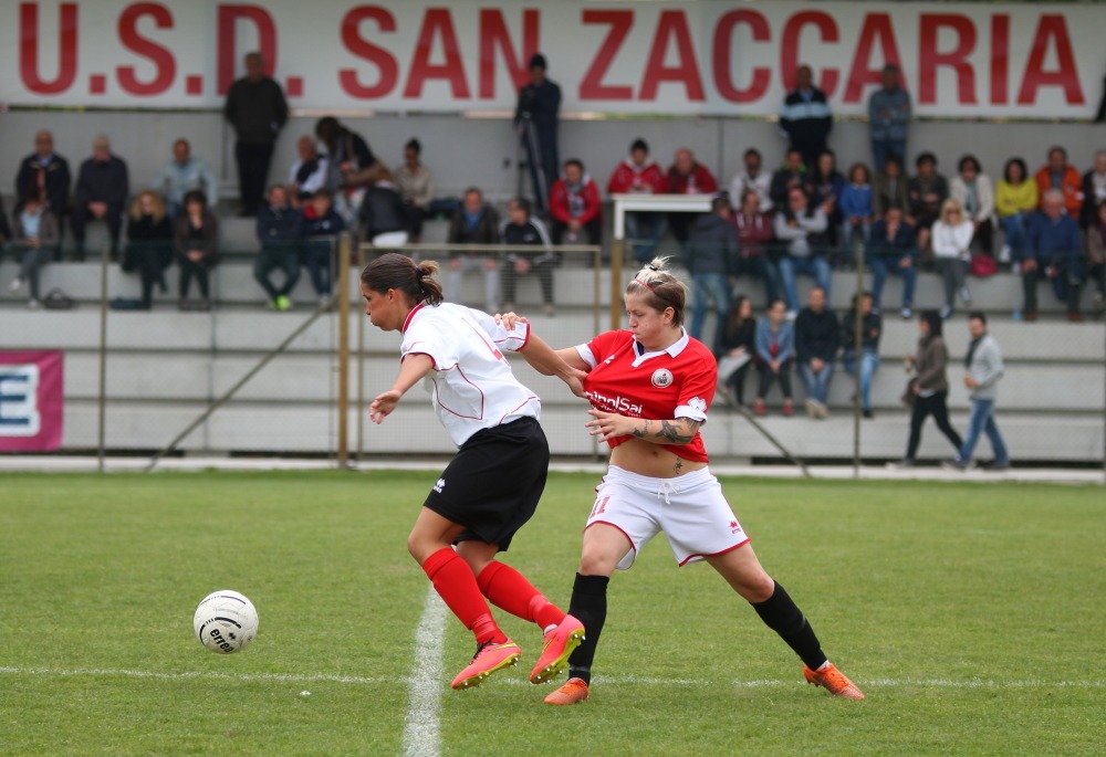 Una lotta per la palla senza esclusione di colpi...