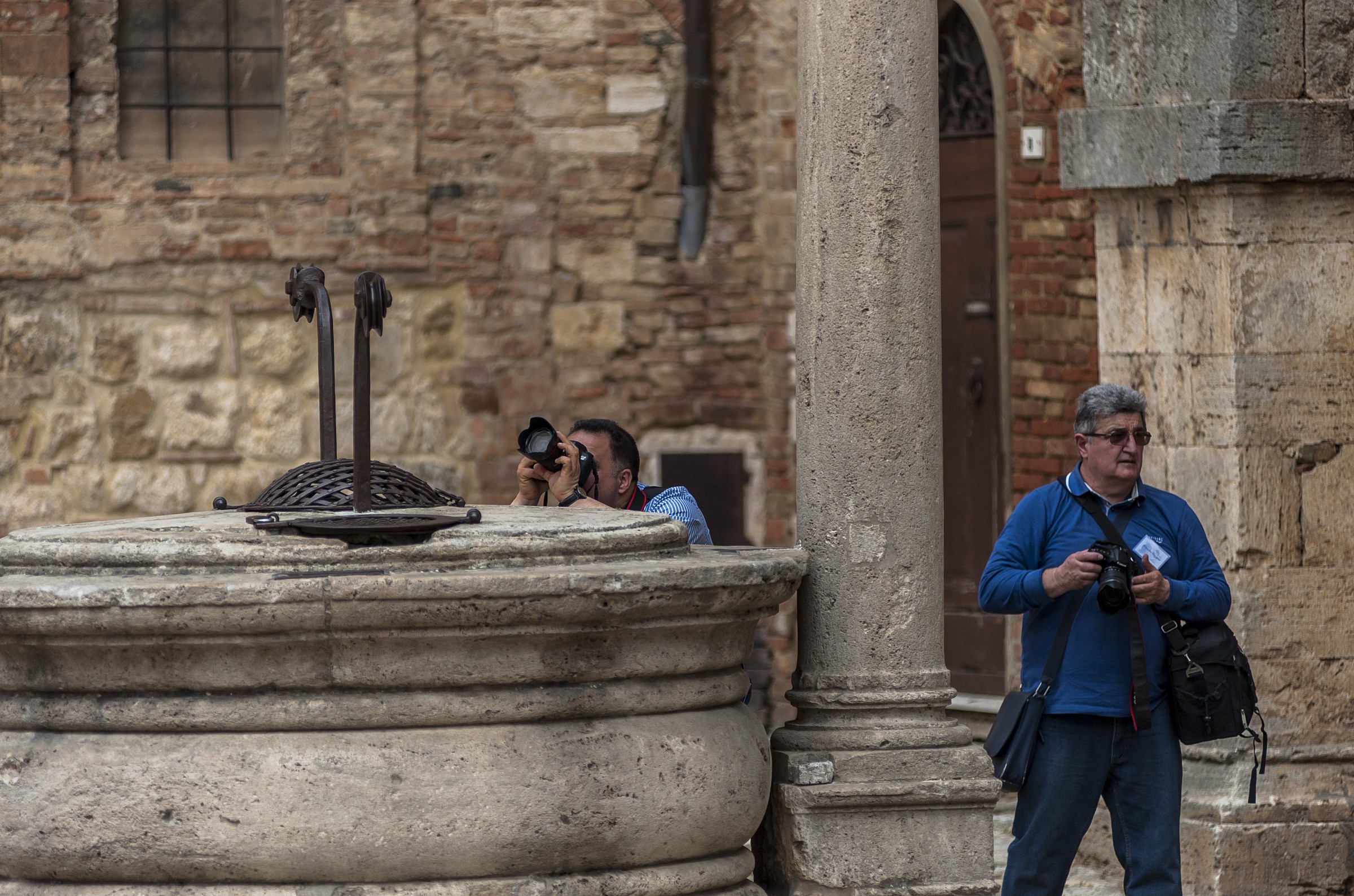 L'uno appostato, l'altro in agguato!