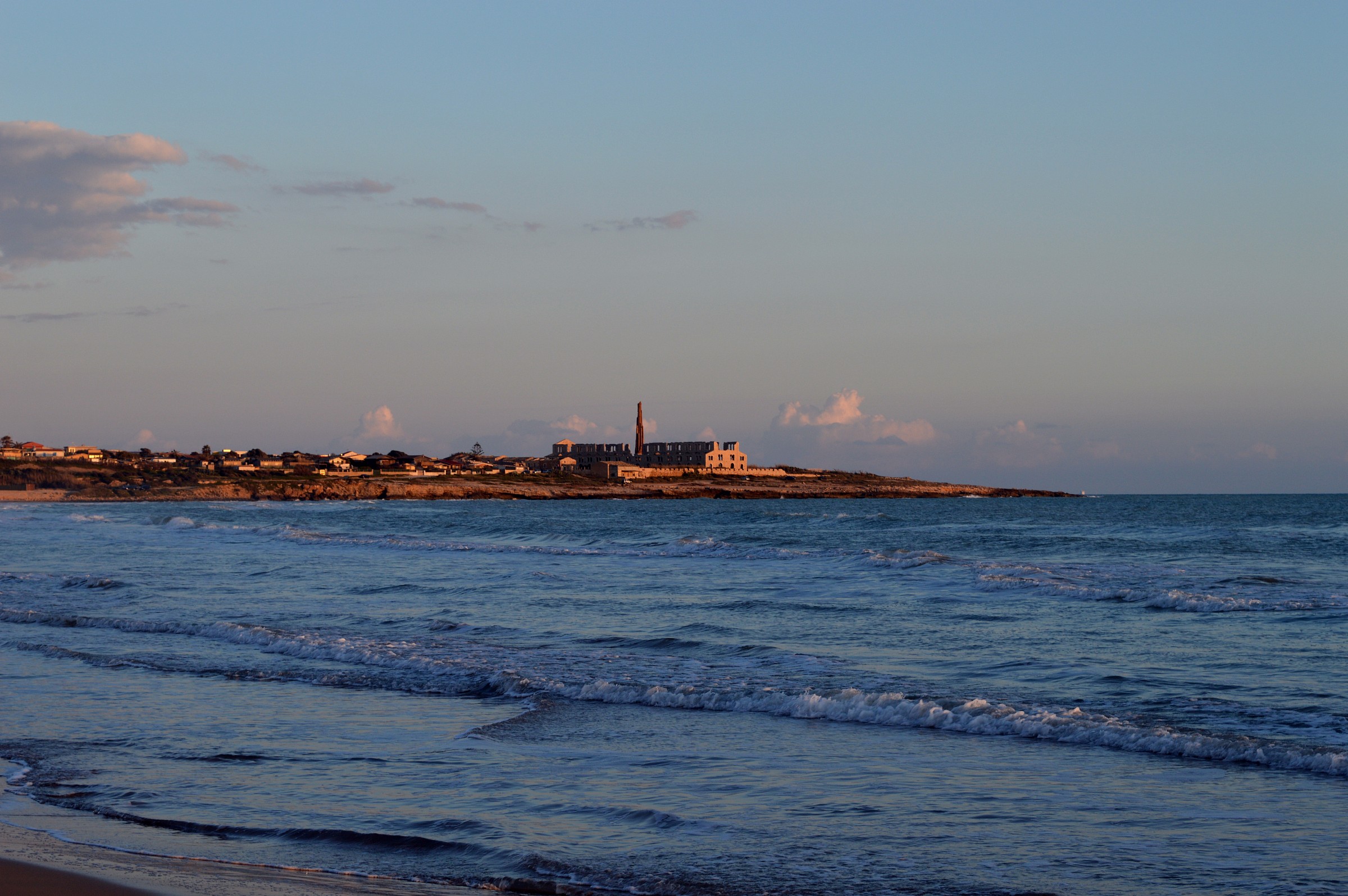 Lo stabilimento bruciato