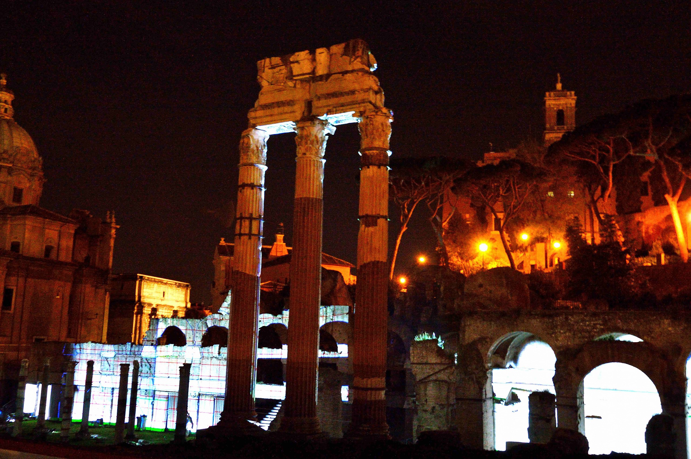 ...gioco di luci all'antico Foro