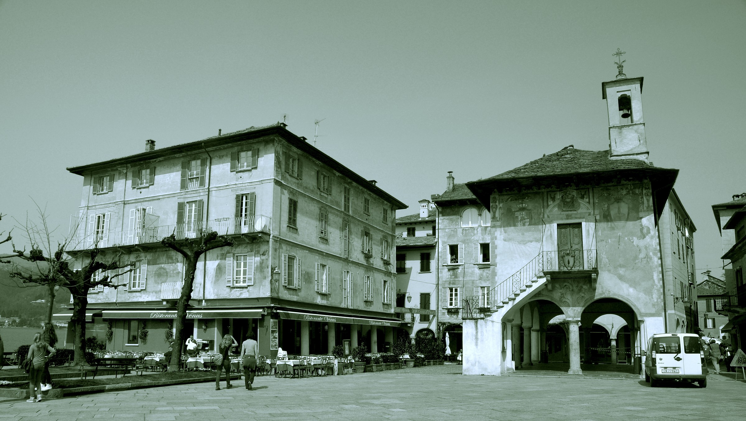 Orta San Giulio in B & N