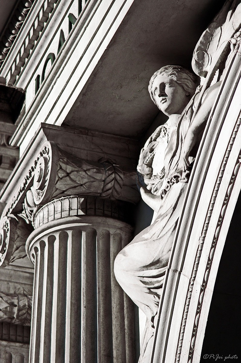 Detail of the Palazzo del Podesta - Piazza dei Signori