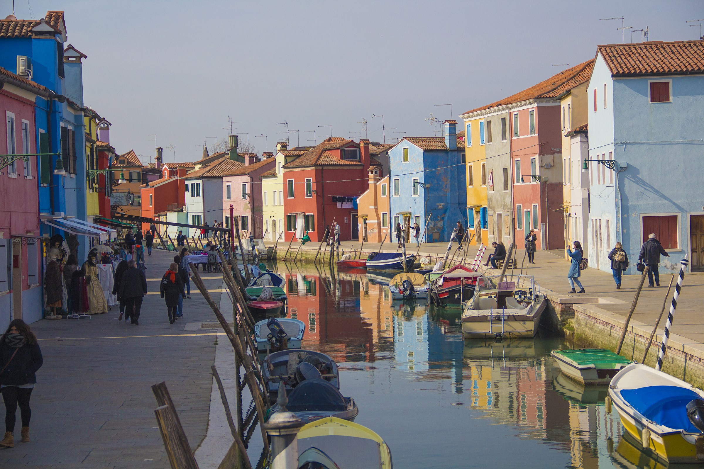 Colorando con i pastelli..