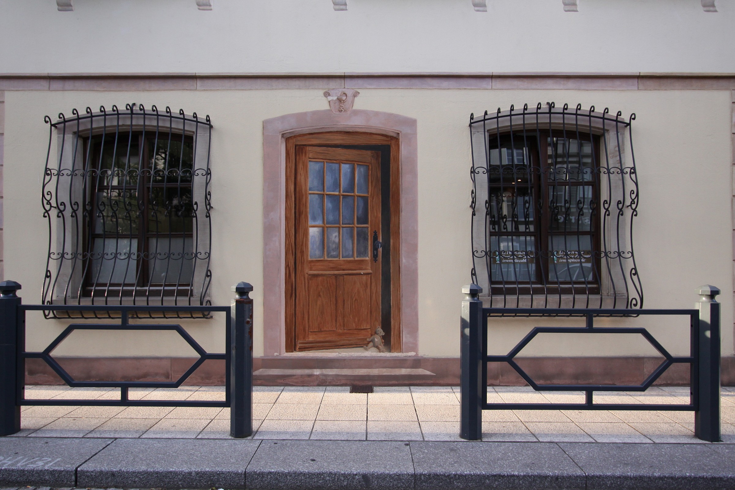 attenzione, porta disegnata!