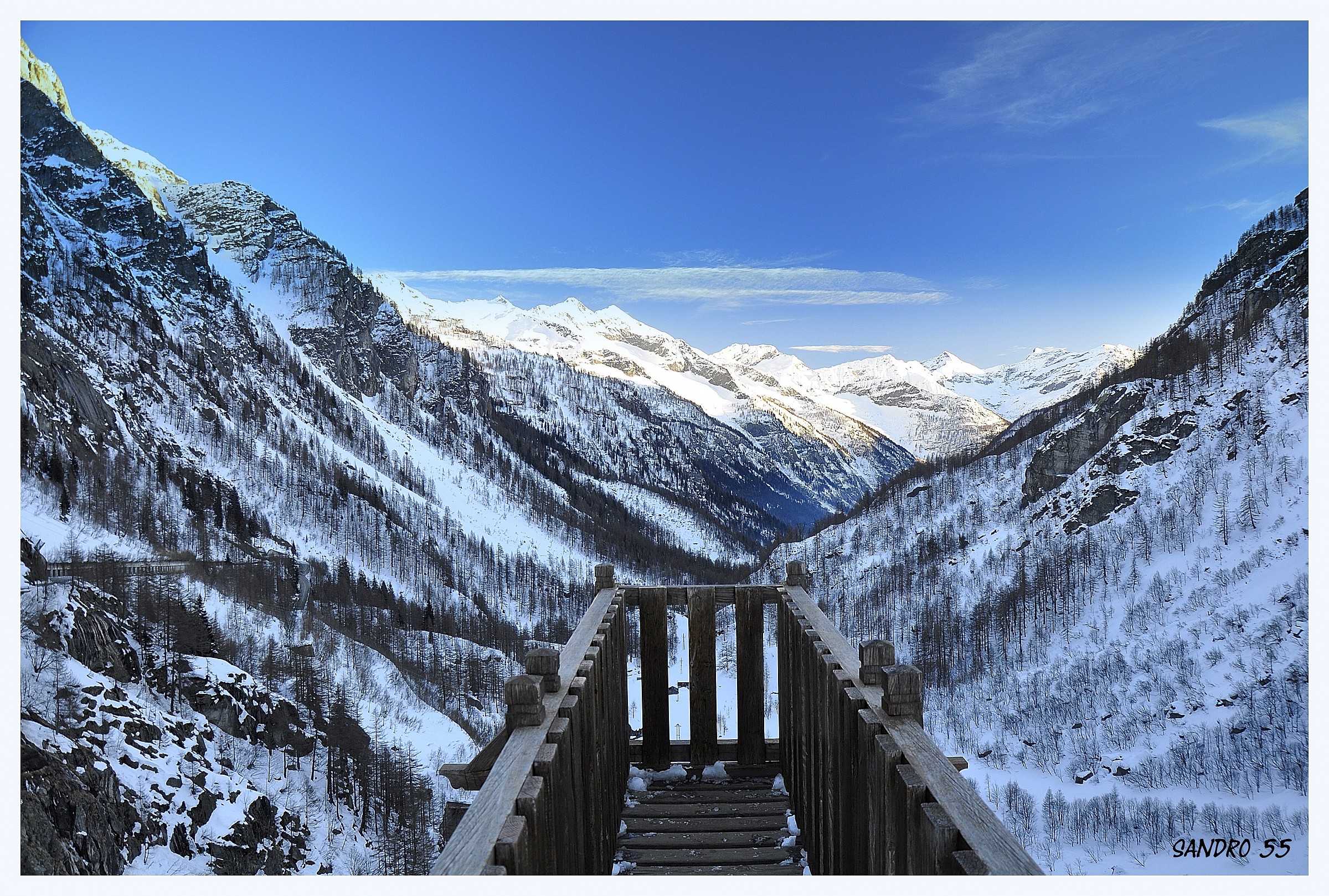 un balcone sulle alpi