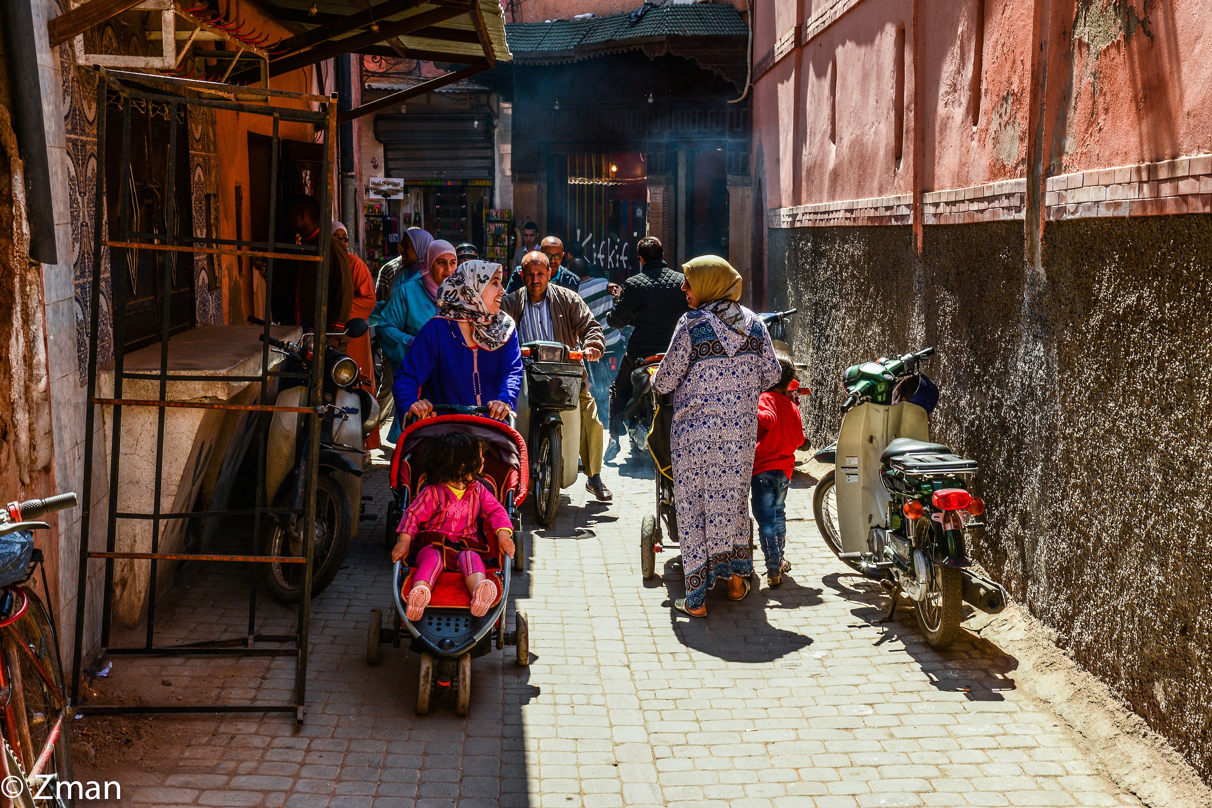 Donne che chiacchierano in The Alley