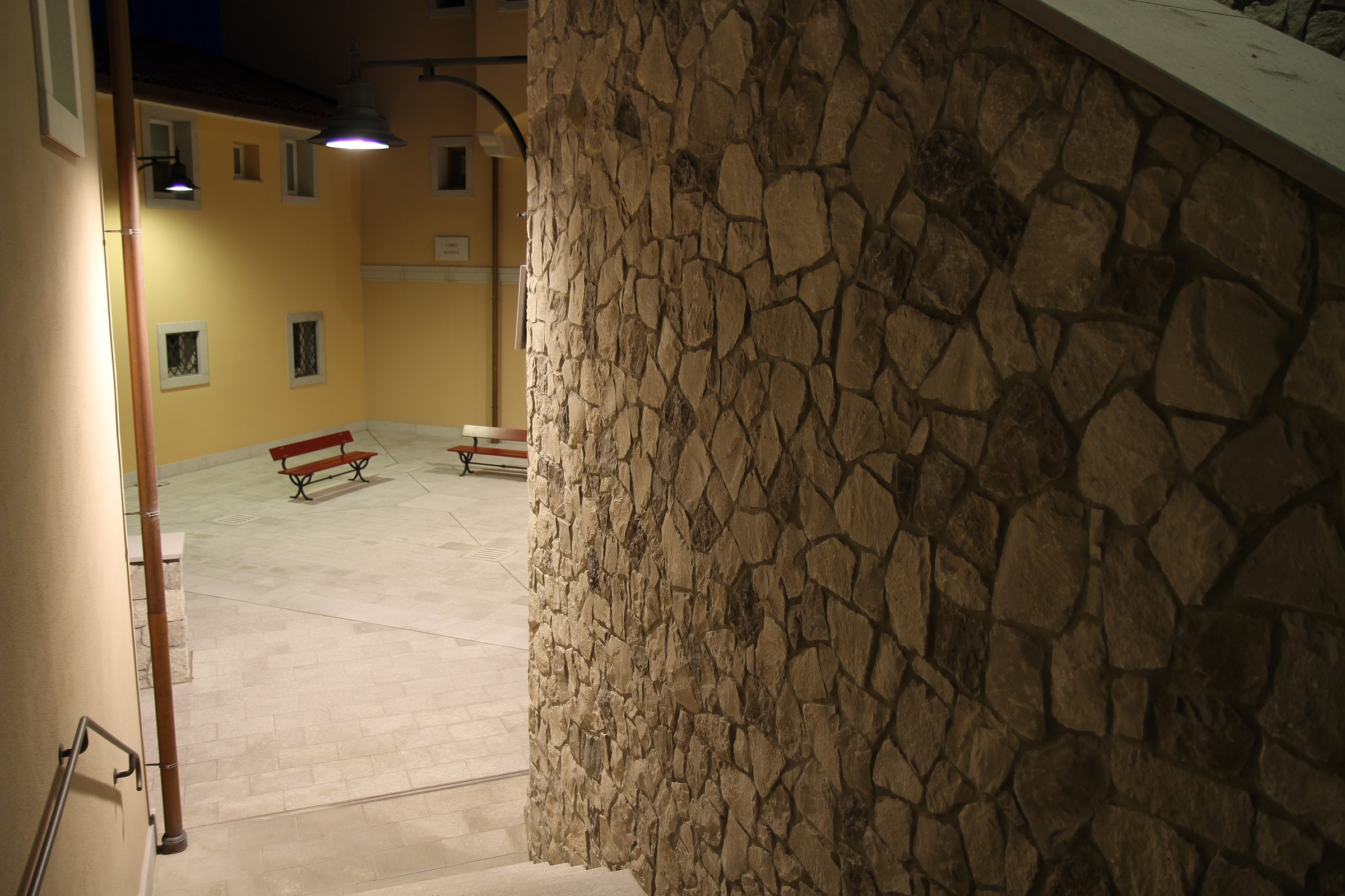 una panchina tra i vicoli