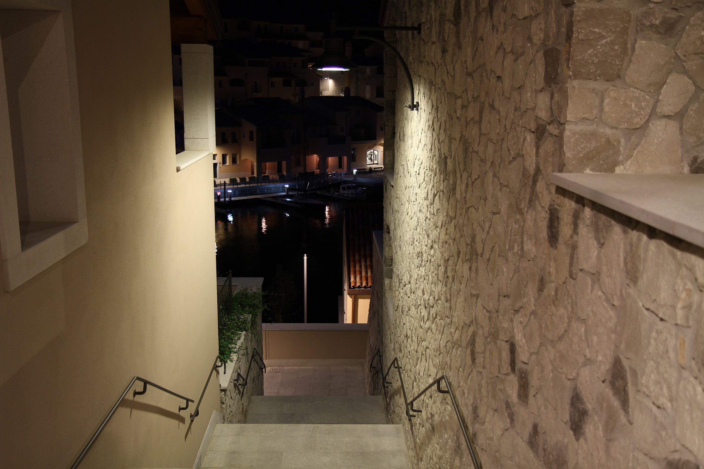 il porticciolo visto dai vicoli