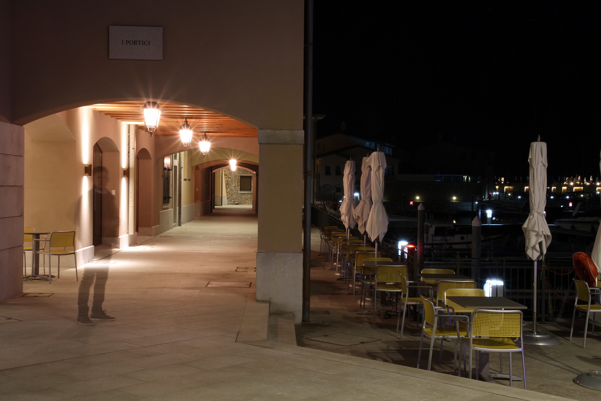 il passaggio tra i negozi di notte, e un anima..