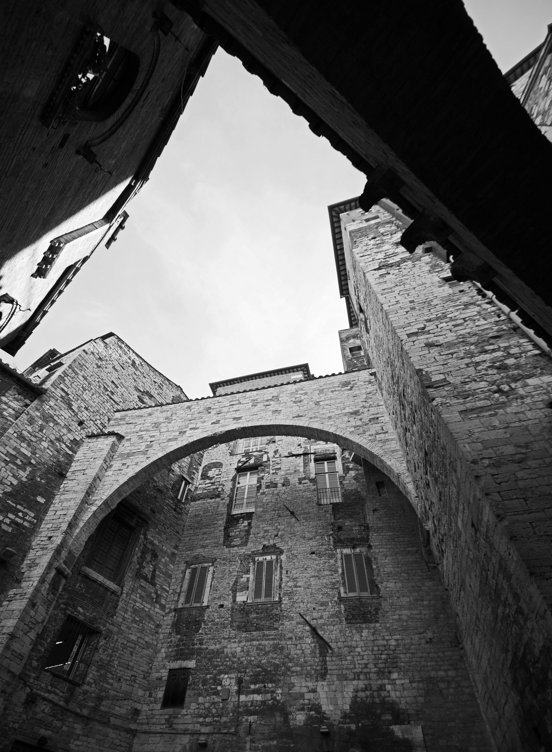 Guardando in alto in via Maestà delle Volte...