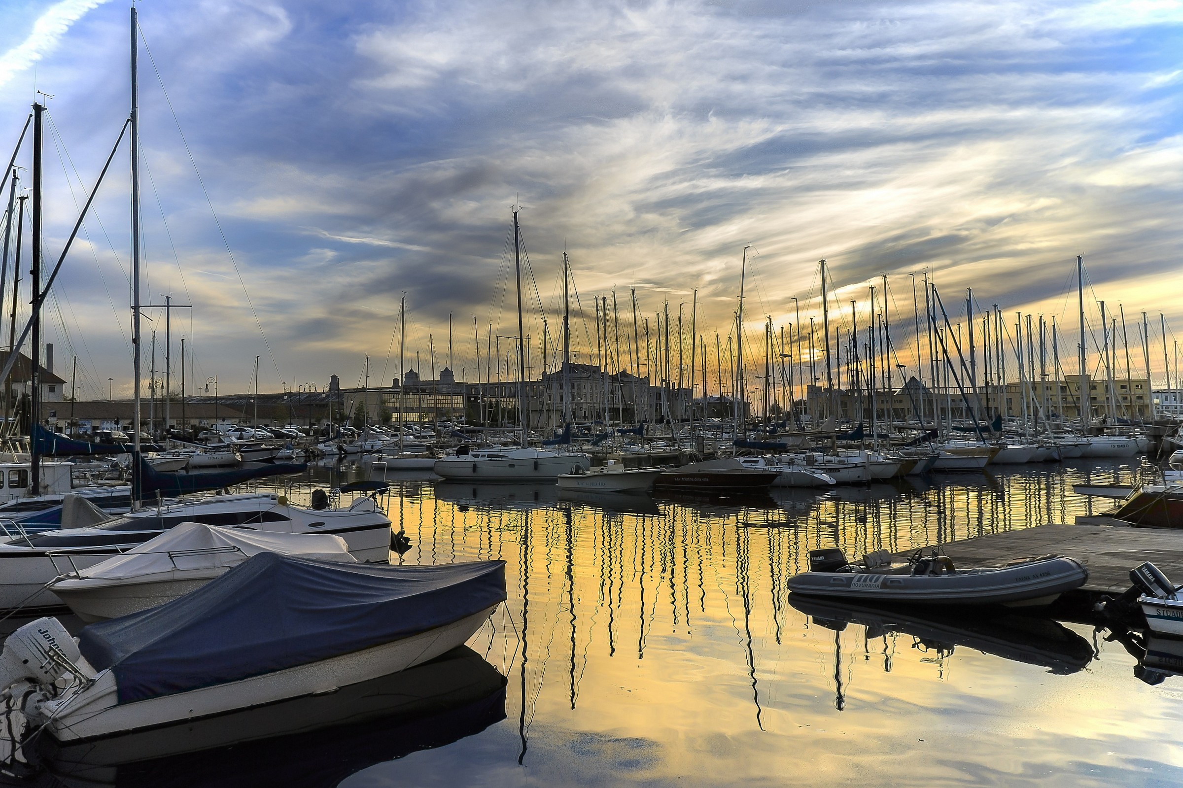 nuvole vellutate sopra il molo riva Augusto Ottaviano