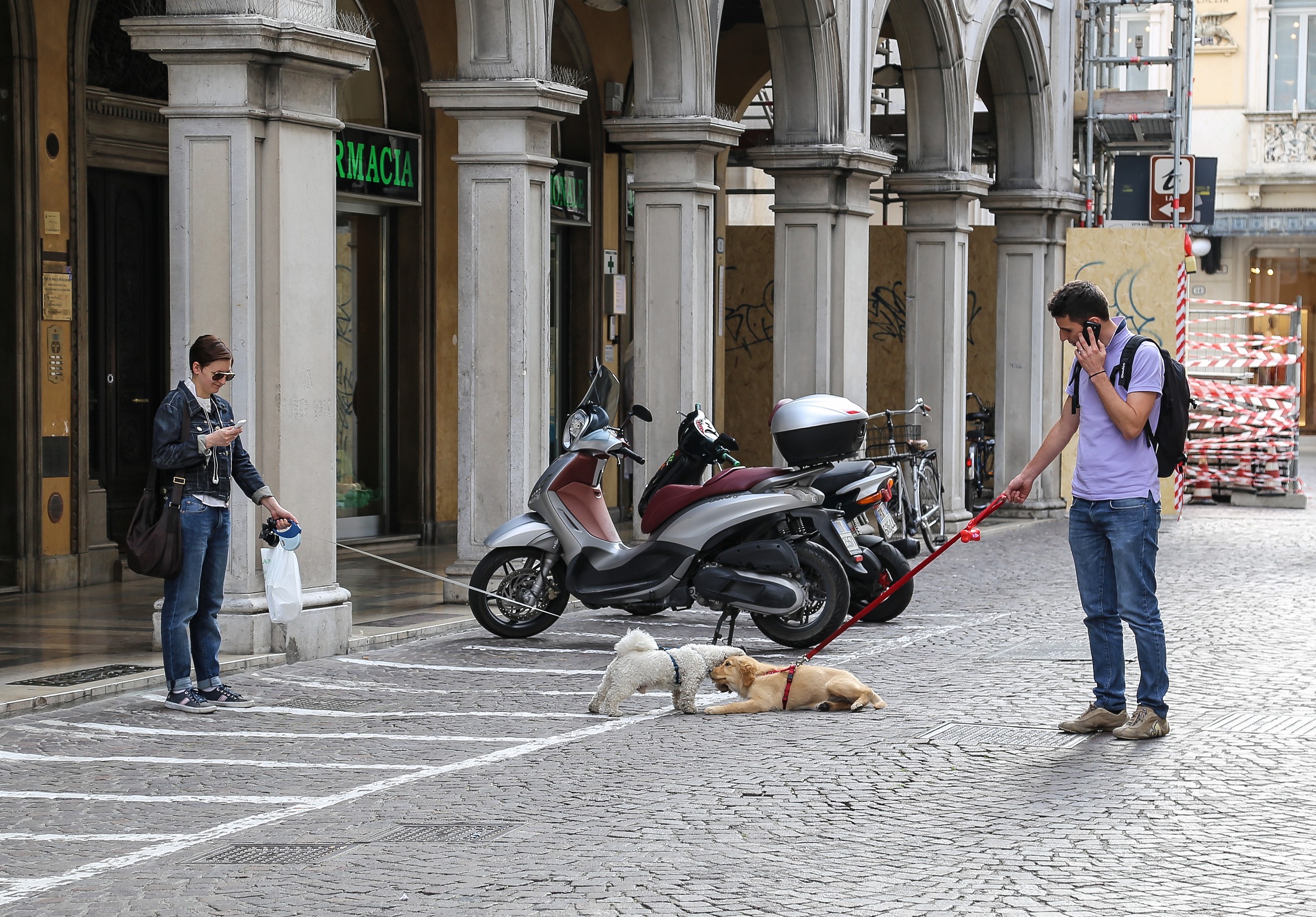 About socialize and who keeps his distance ...