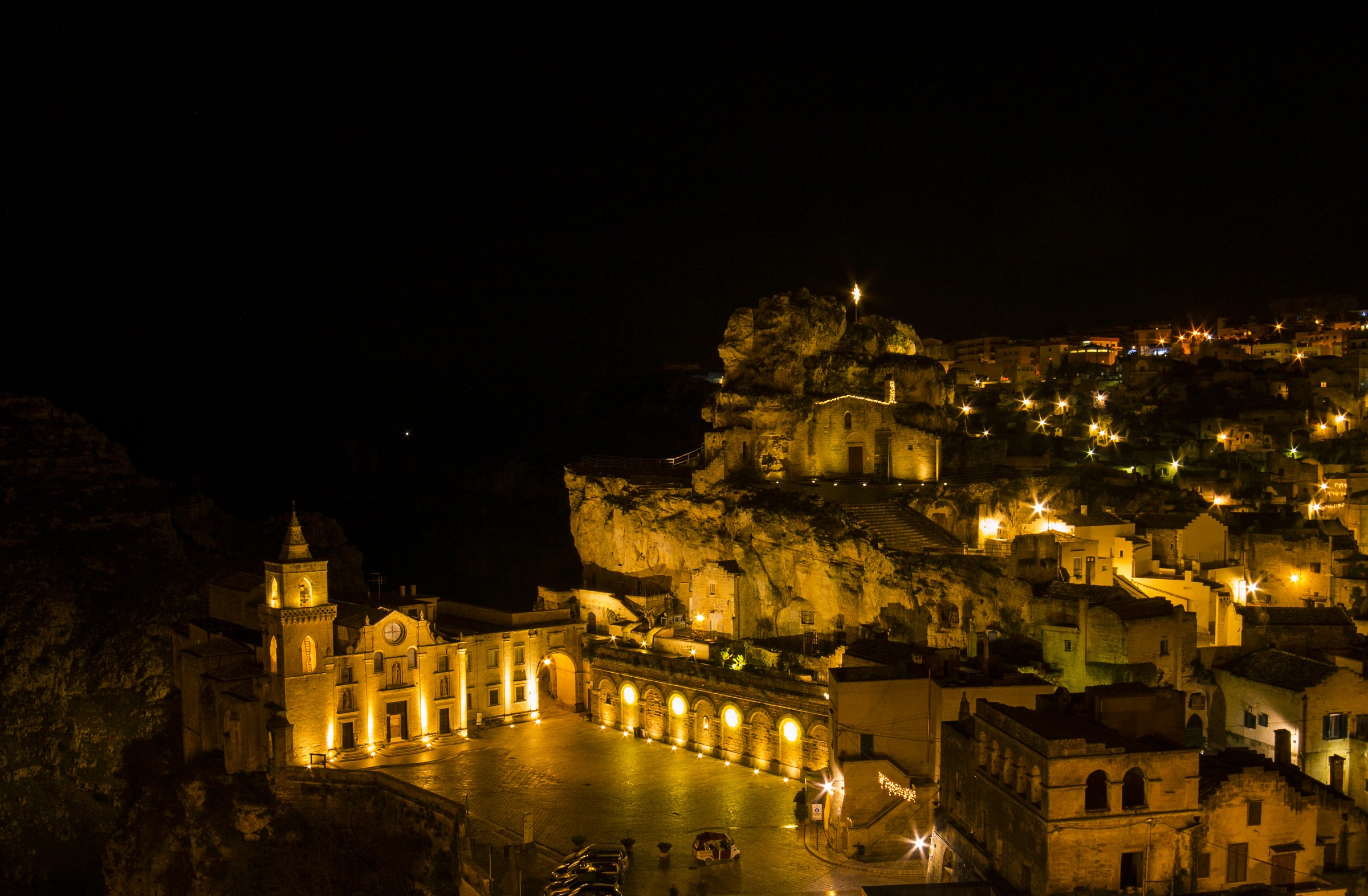 vista notturna del Sasso caveoso
