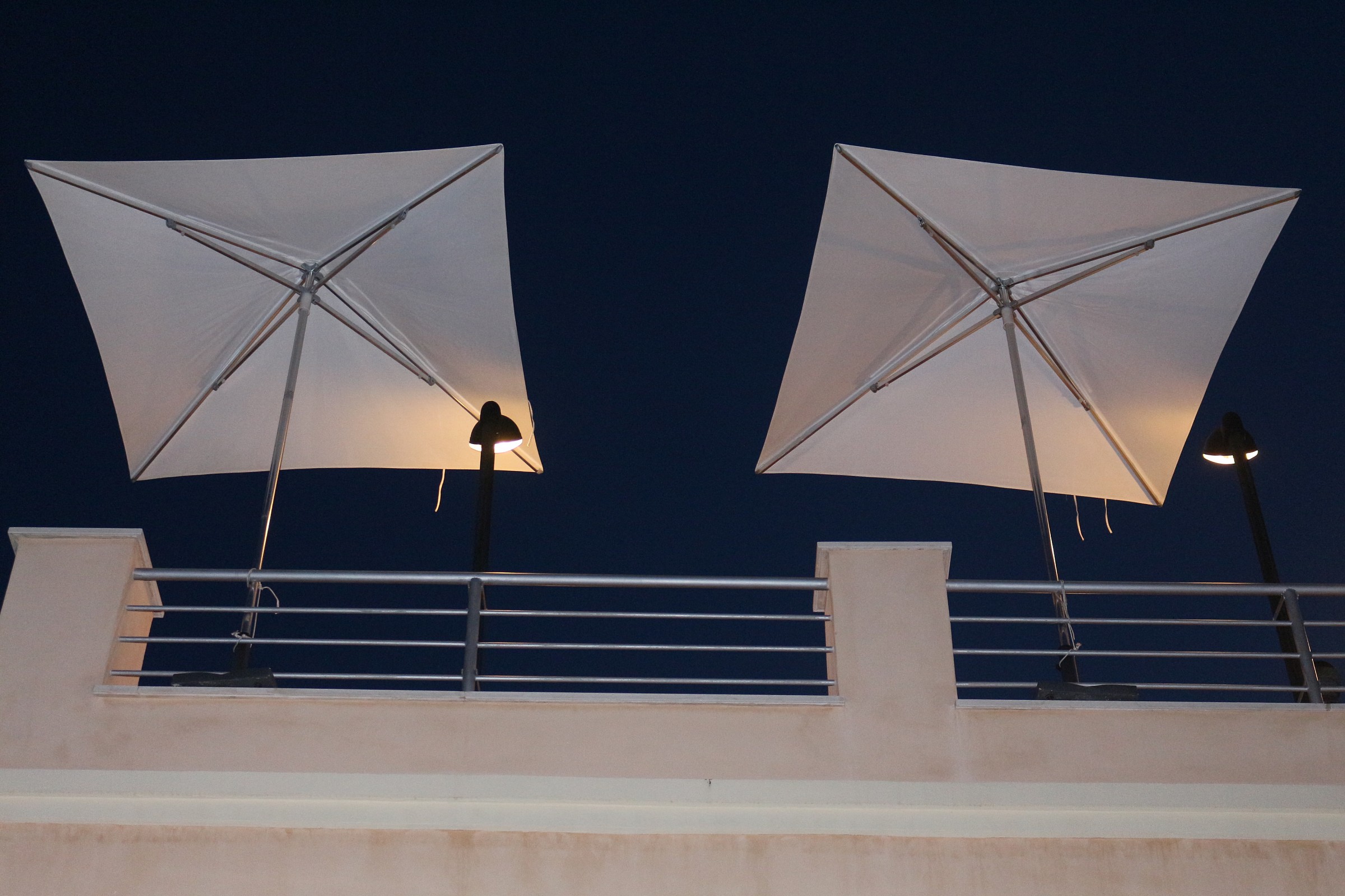 due ombrelloni sul terrazzo fronte mare