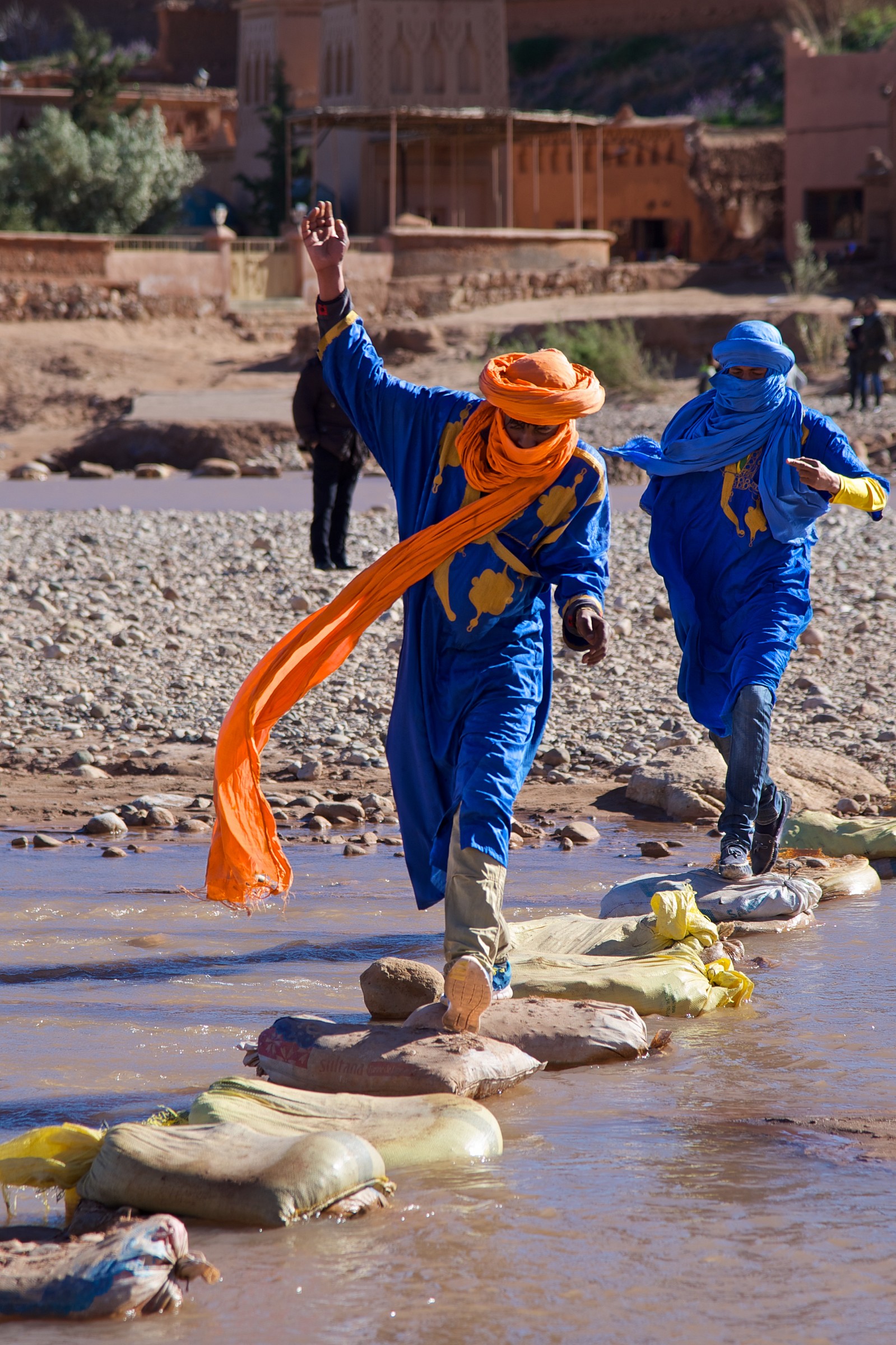 Saluto amichevole al fotografo