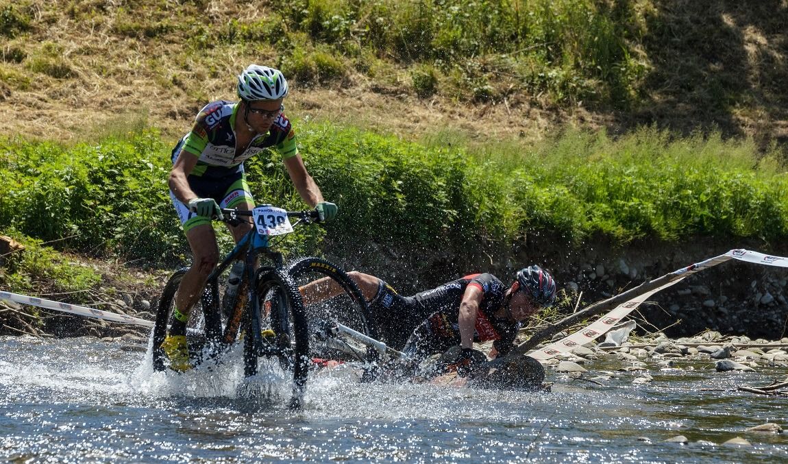 una gara di ciclisti