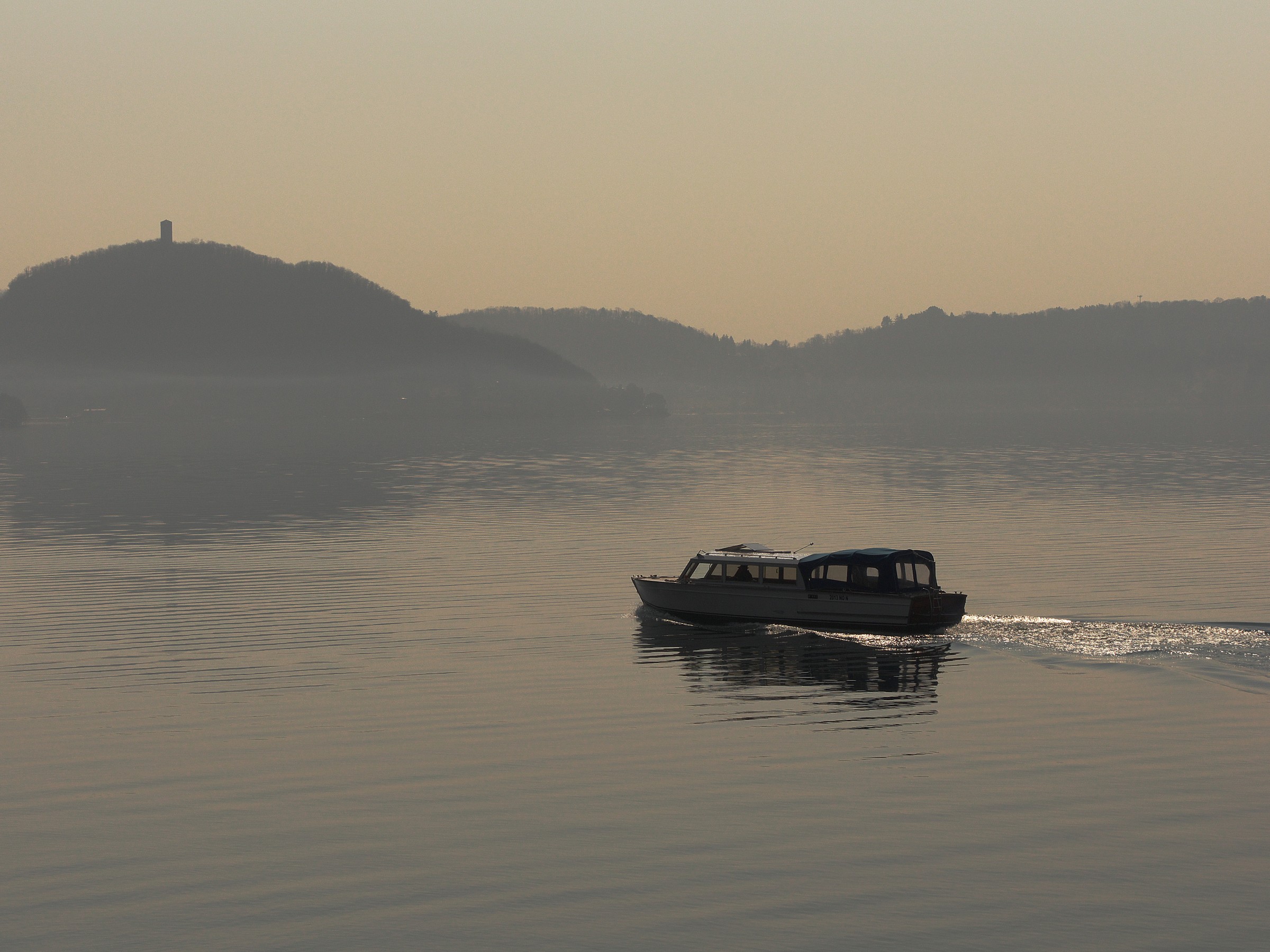 Alba invernale al lago