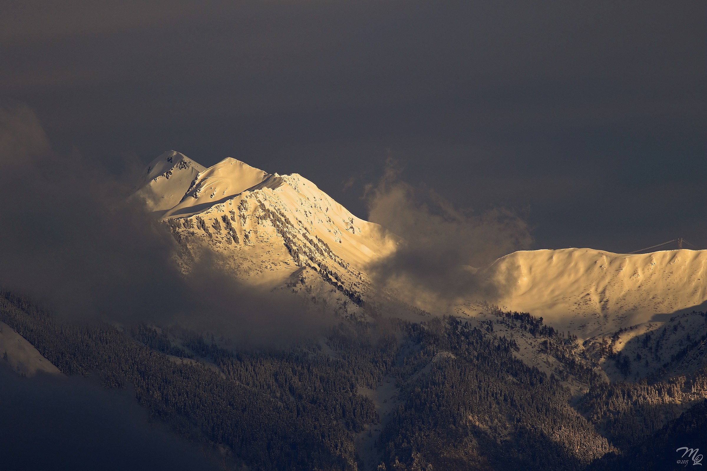 Il sole buca una tempesta di neve