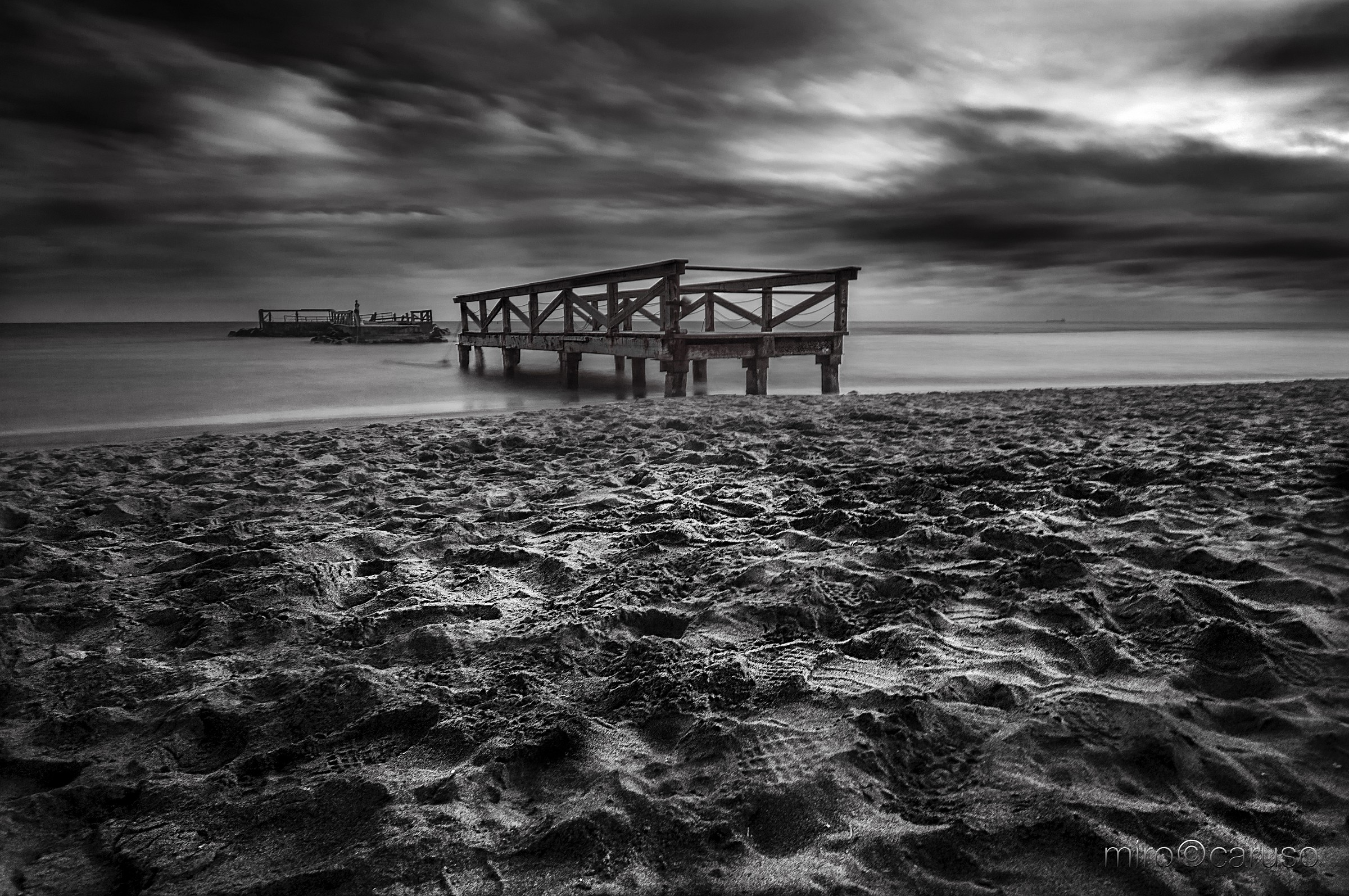 nuvole, mare e sabbia bn