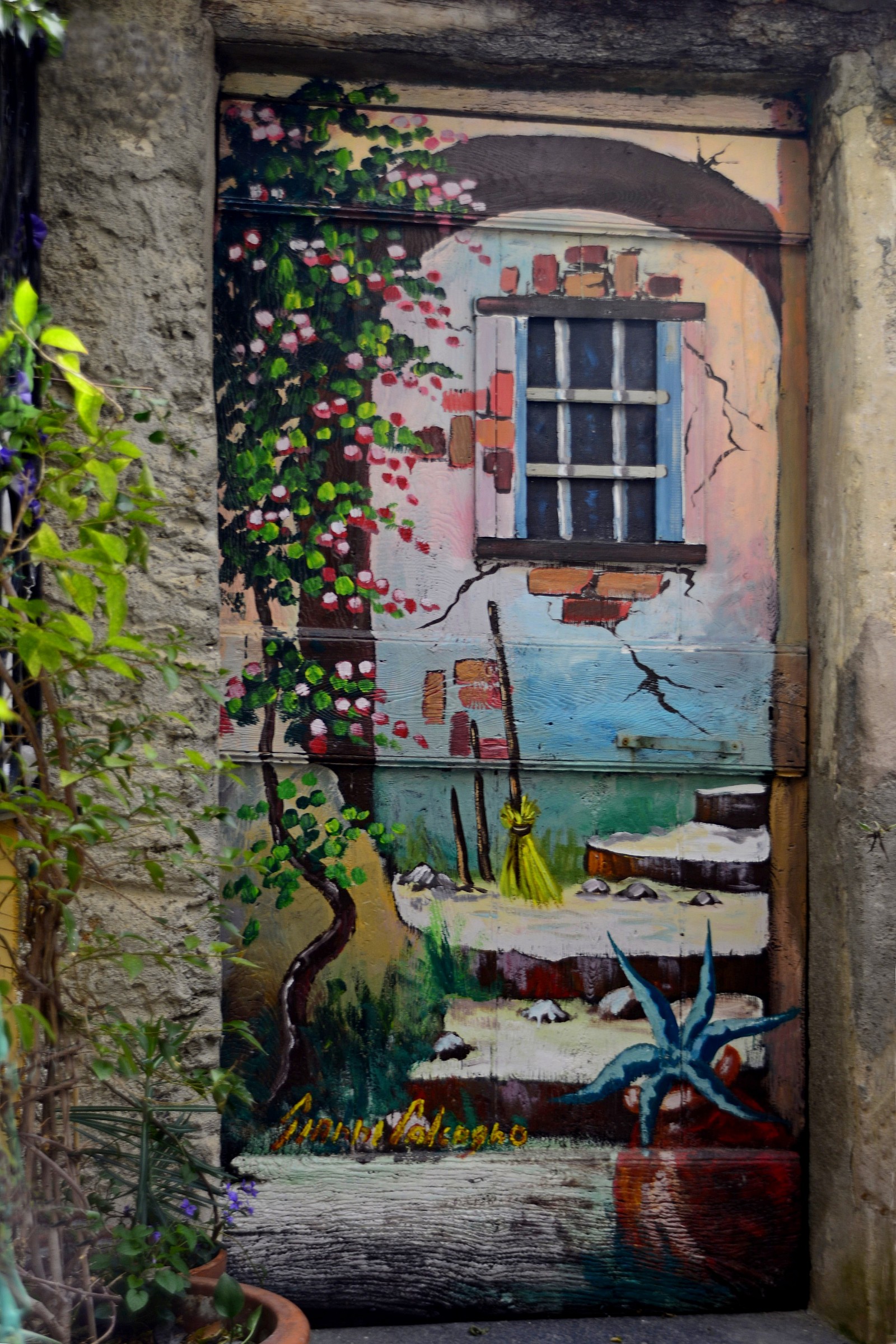 Porta del rampicante fiorito