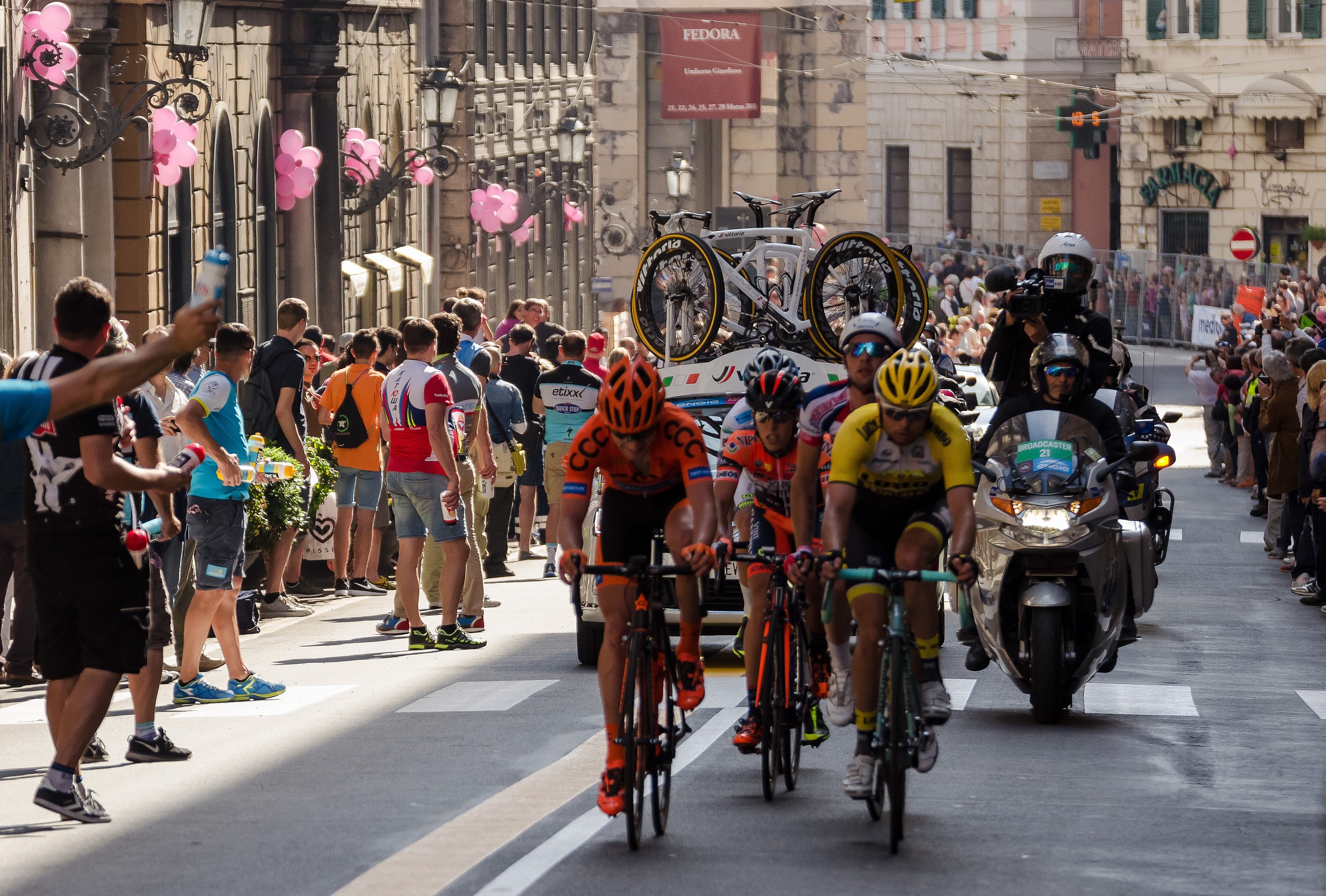 Il primo passaggio in via Roma-Genova gruppetto in fuga