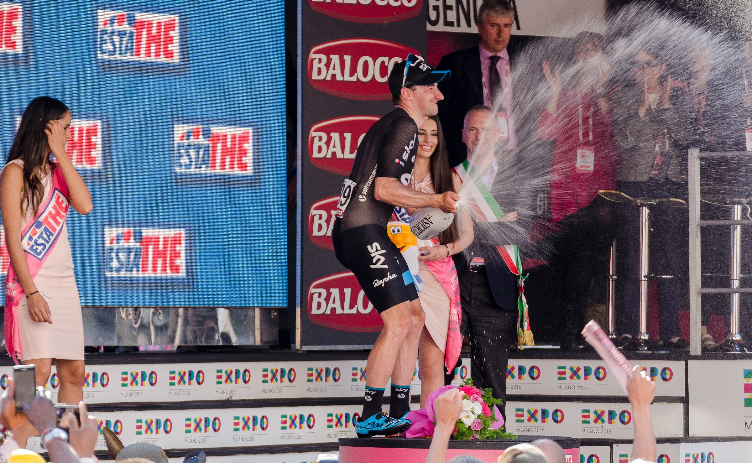 Viviani festeggia la vittoria a Genova