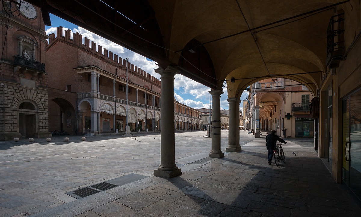 Faenza ... Portici in Piazza del Popolo