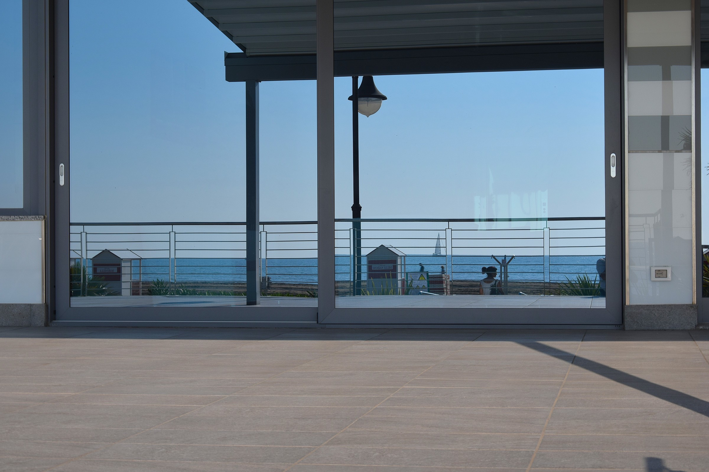 The sea in the mirror