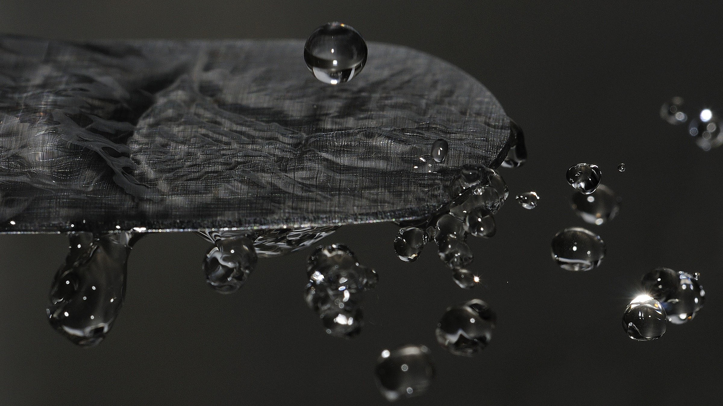 goccia d'acqua sul coltello