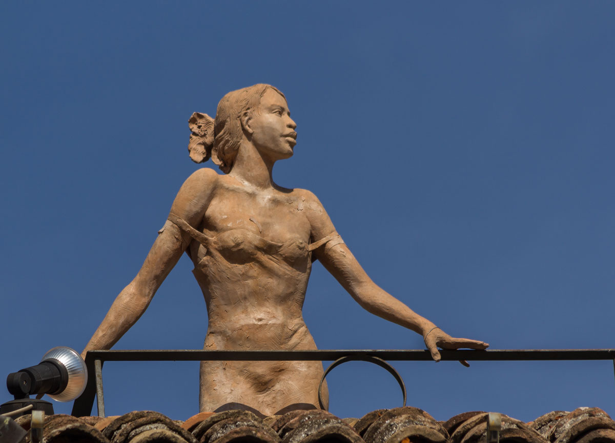 "Hai il viso di pietra scolpita ..."