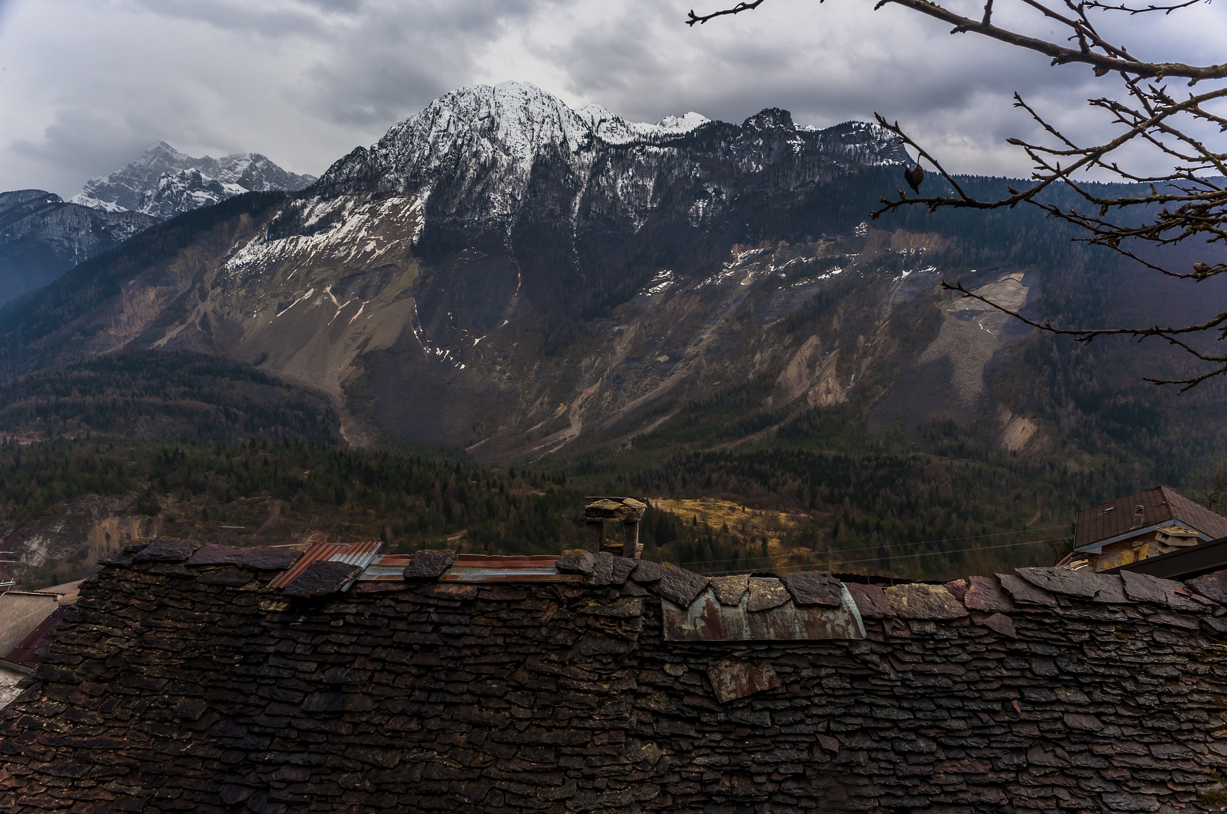 Mount Toc ... with the landslide at his feet ......