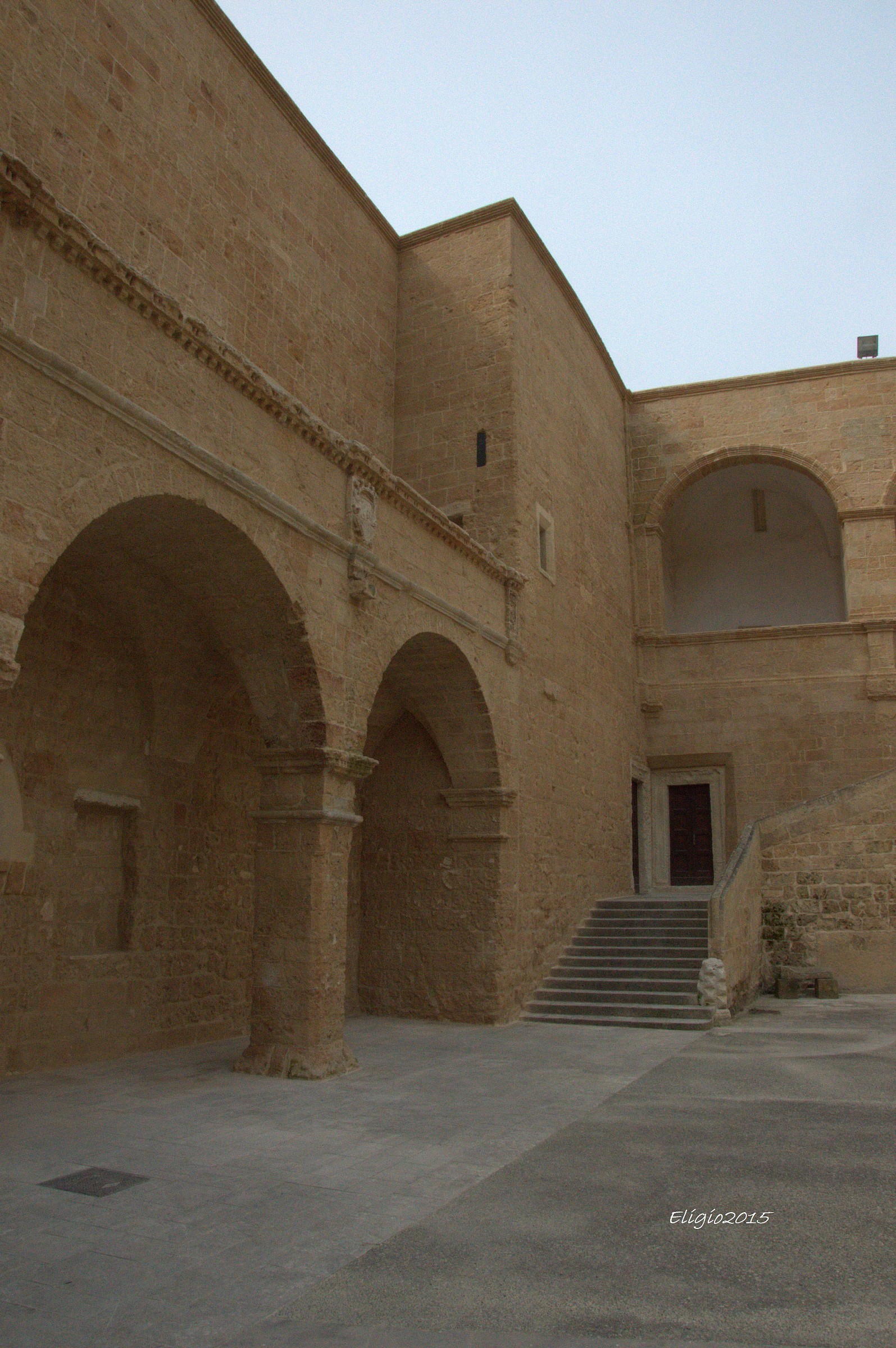 angolo di cortile castello di copertino