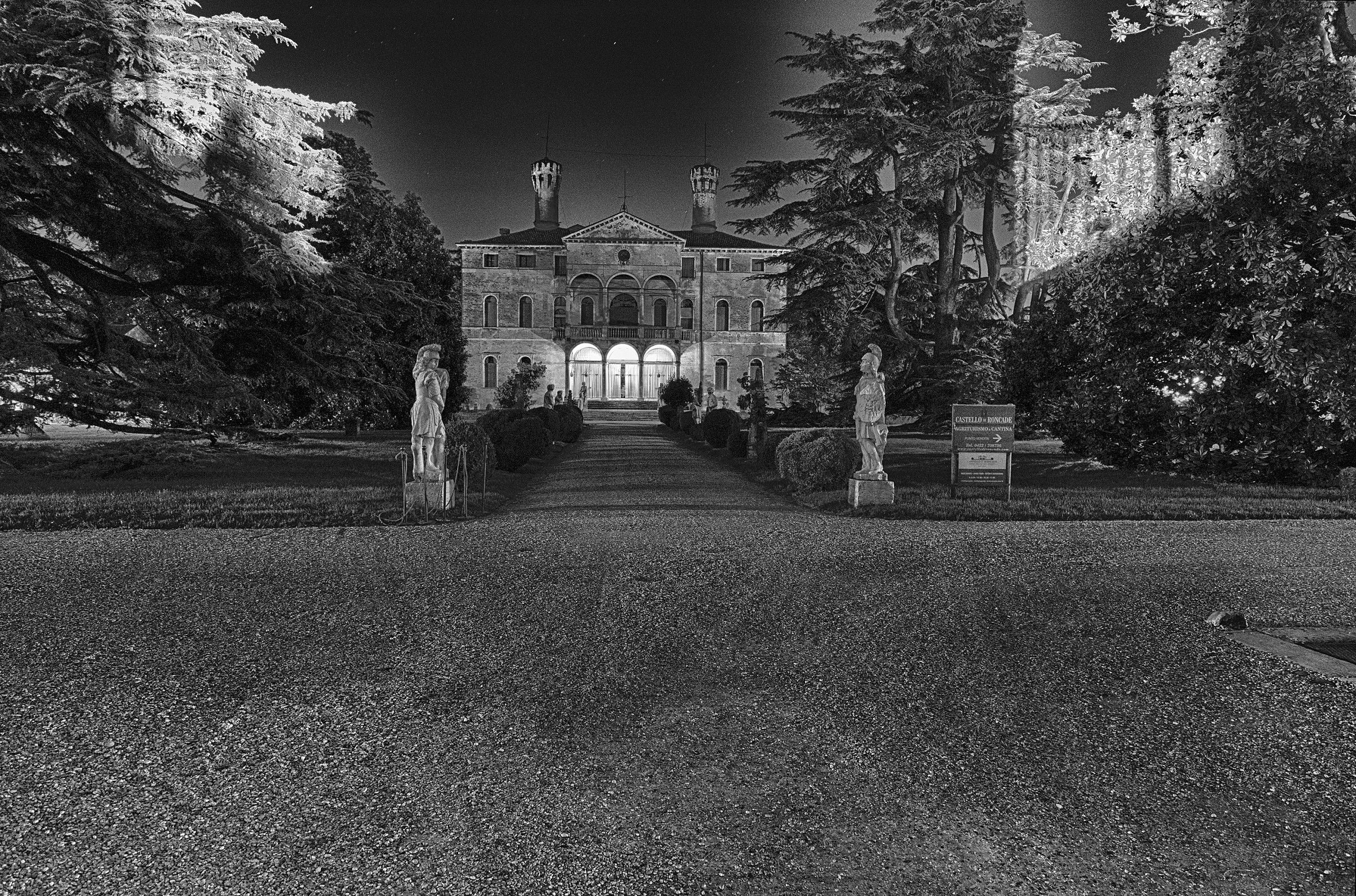 Castello di Roncade interno notturno