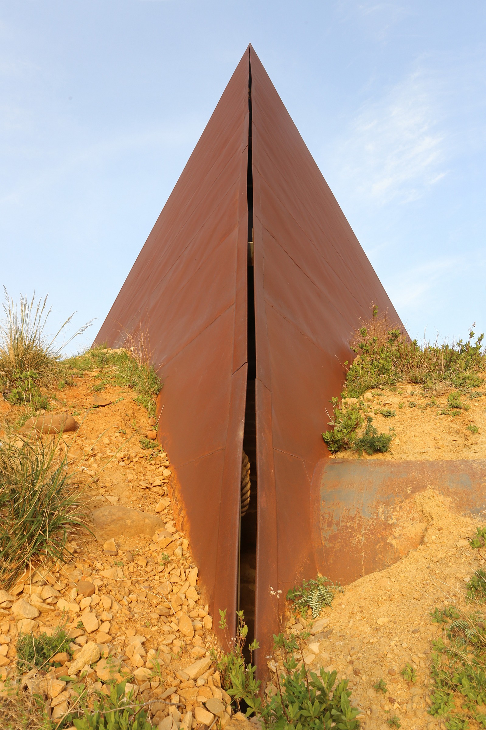 Pyramid 38th parallel of Staccioli "slot"