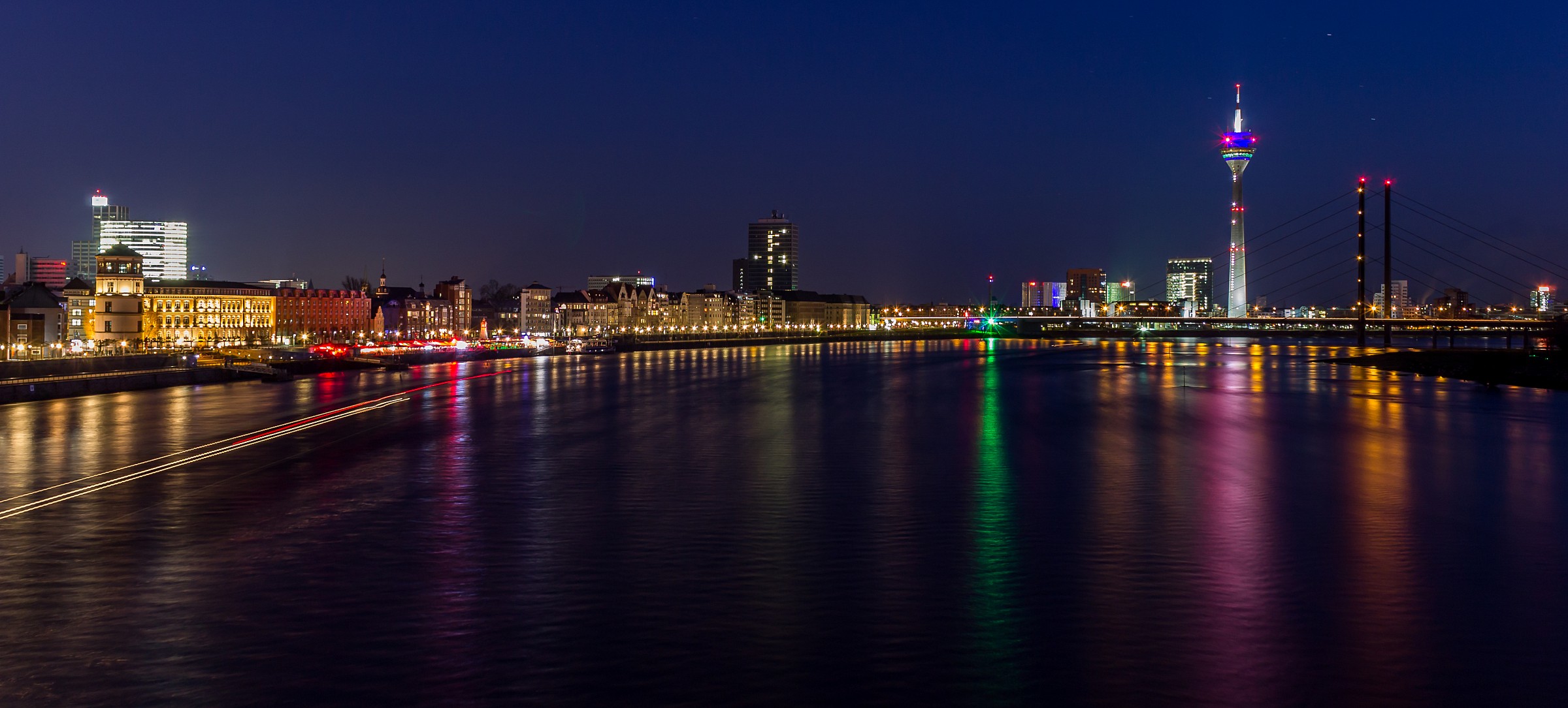 D?sseldorf - night view from the Rhein river
