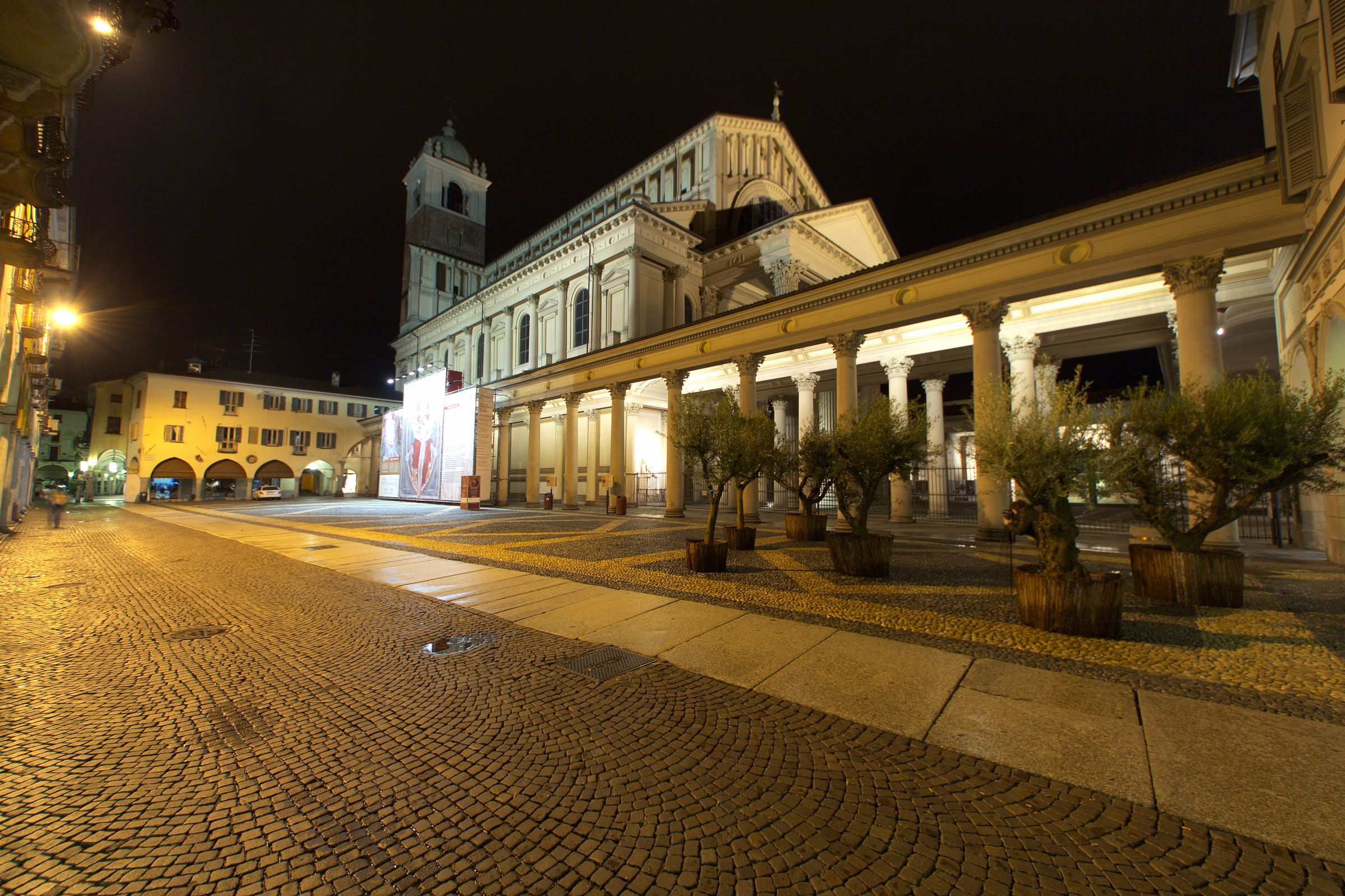 Novara Cathedral Square at Night ...