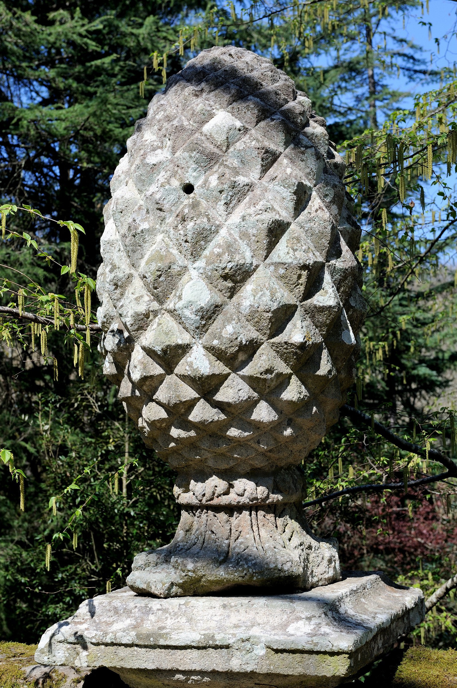 Bomarzo (Vt)-Ancora una "Pigna" del Parco dei Most...