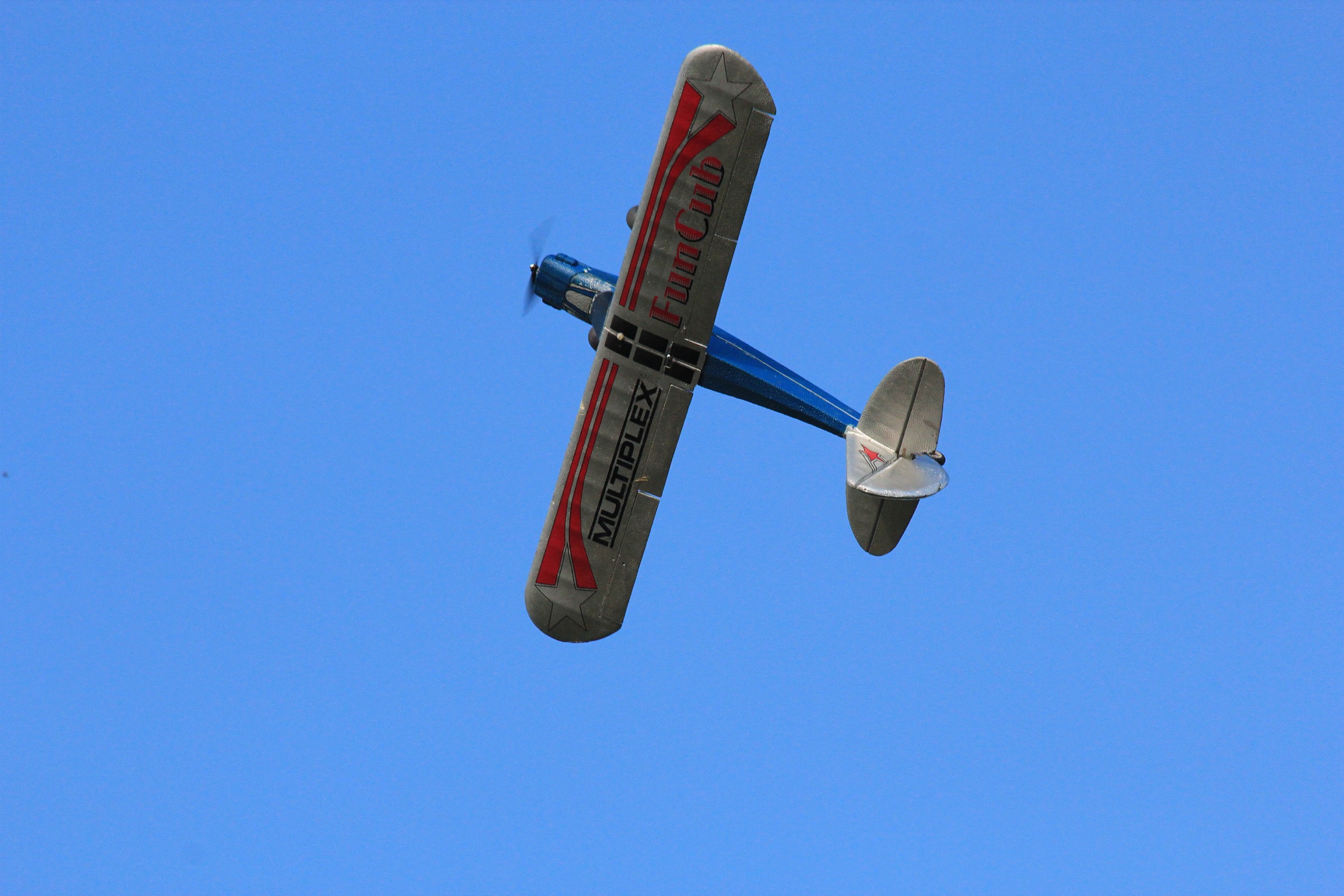 Aereo con motore elettrico in polistirolo