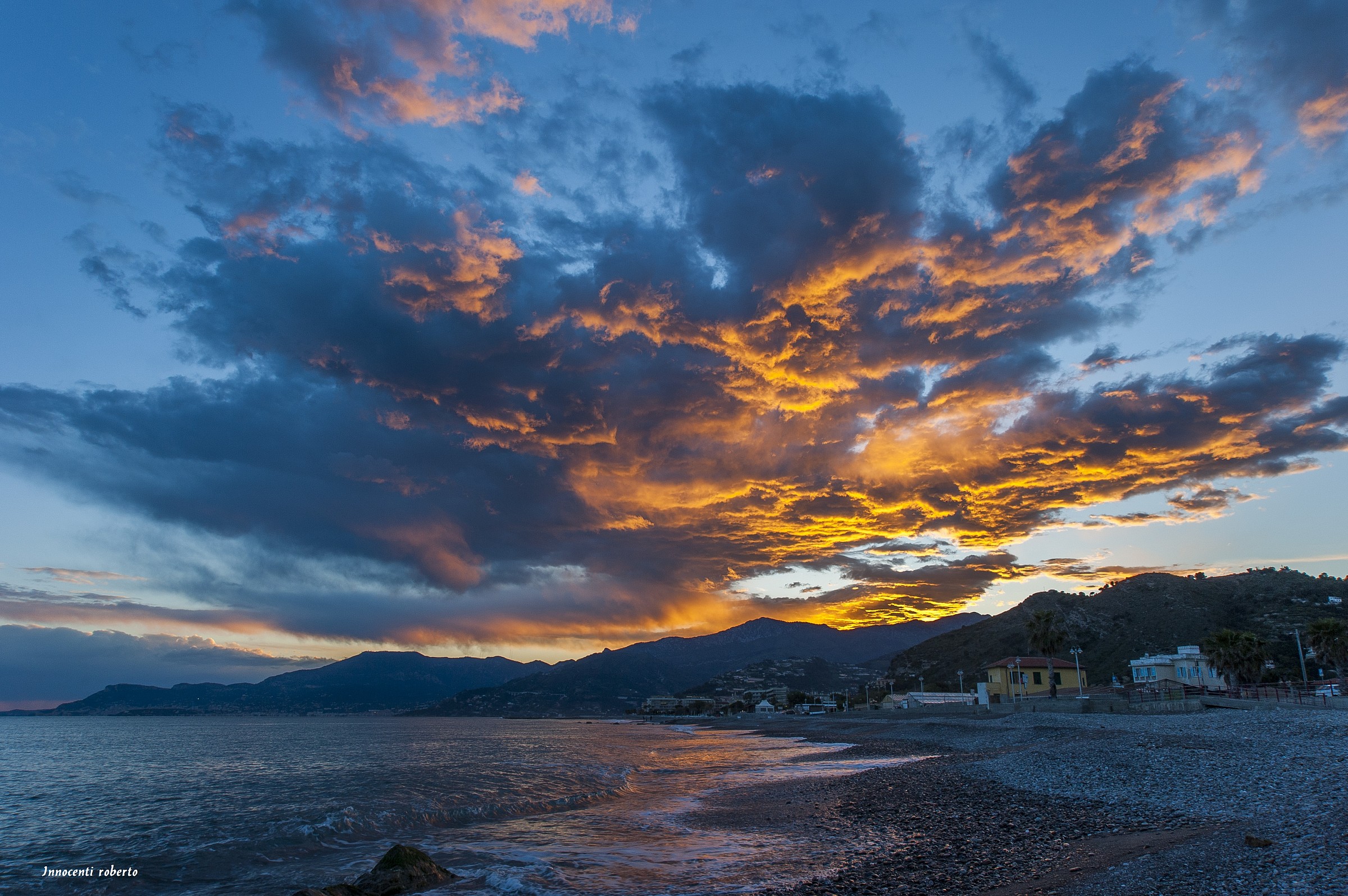 A sunset particular (Vallecrosia (IM) views France)