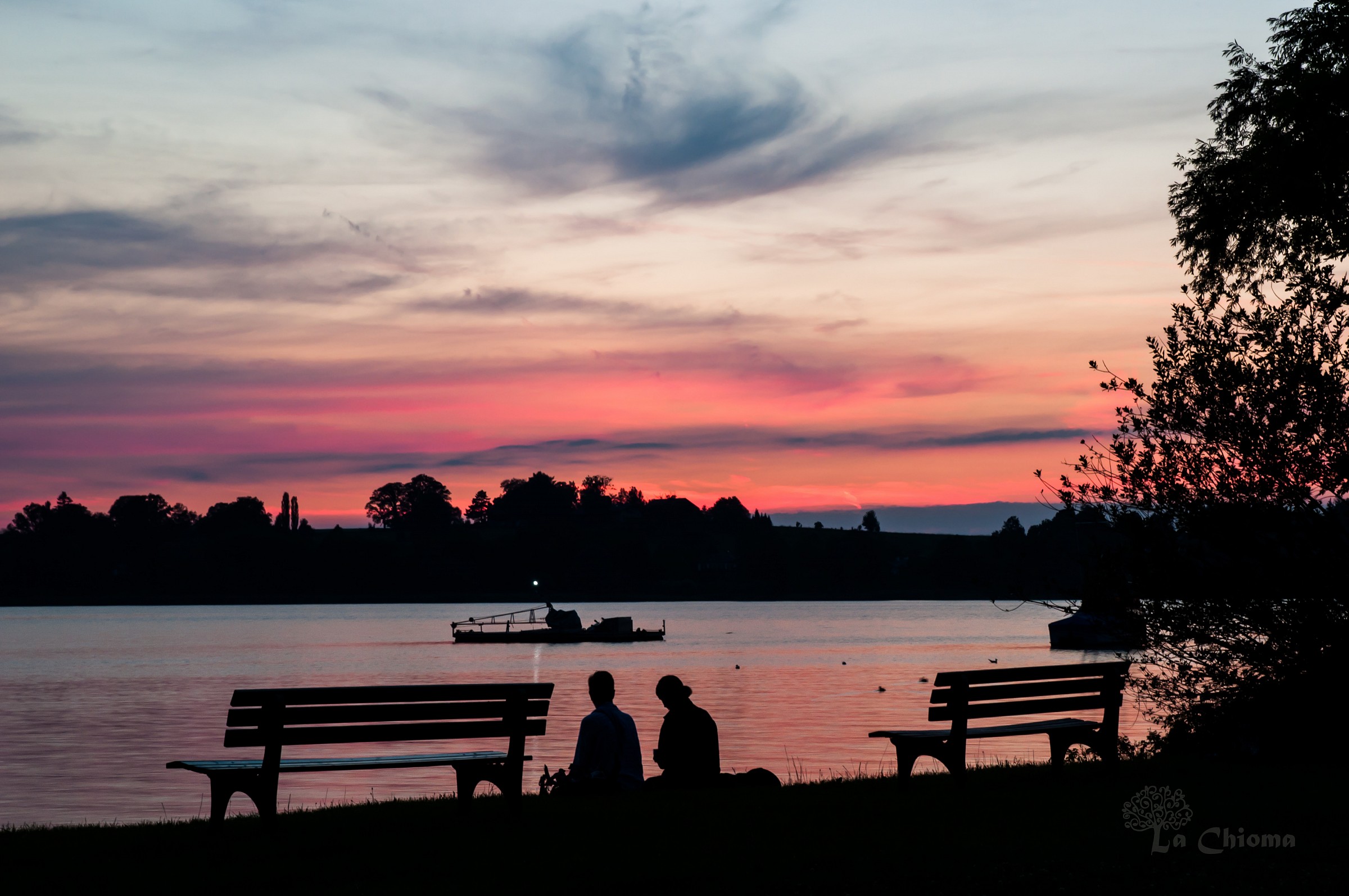 godendosi il tramonto sul lago