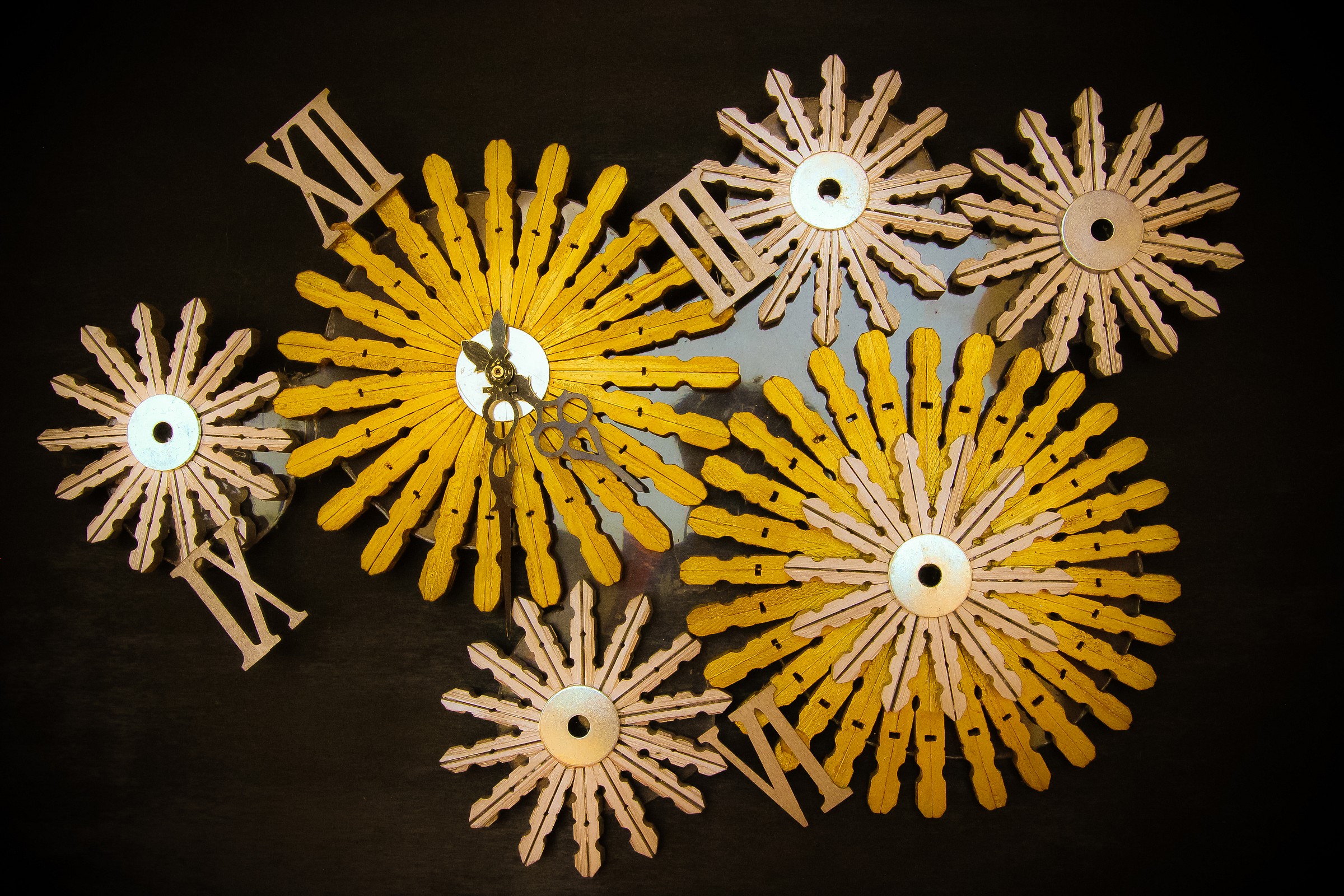 Pegs mark the time ....