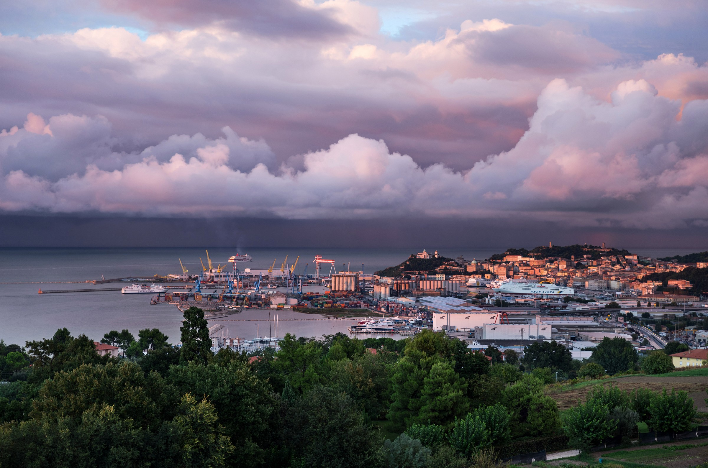 Temporale sul porto di Ancona