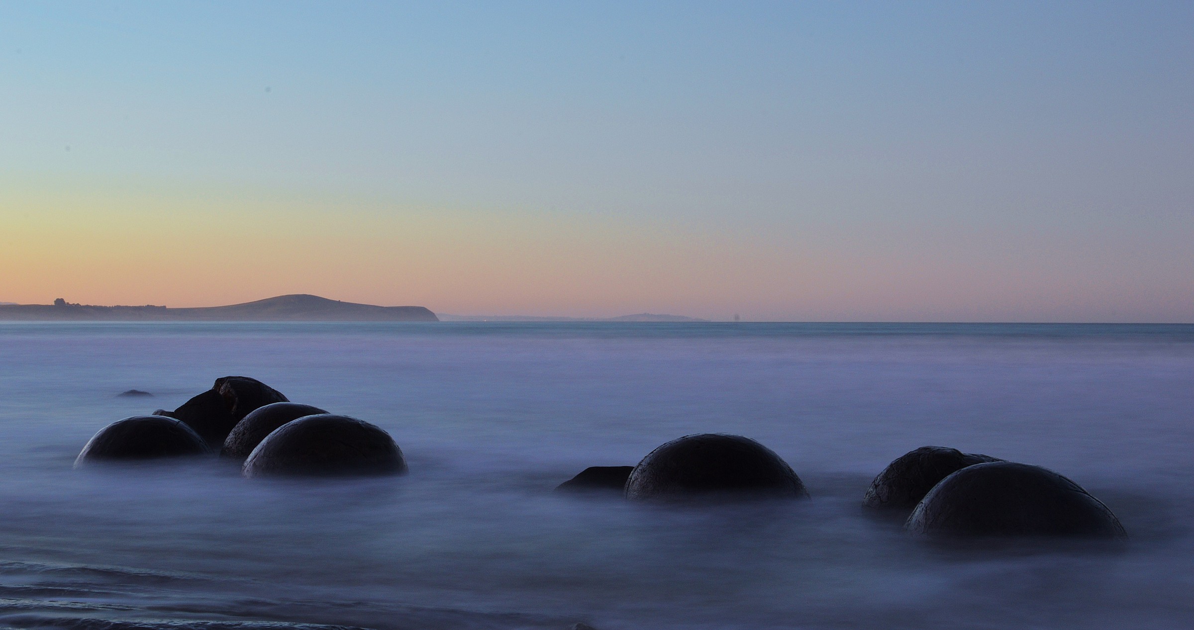 Pour balls (Moeraki Boulders)