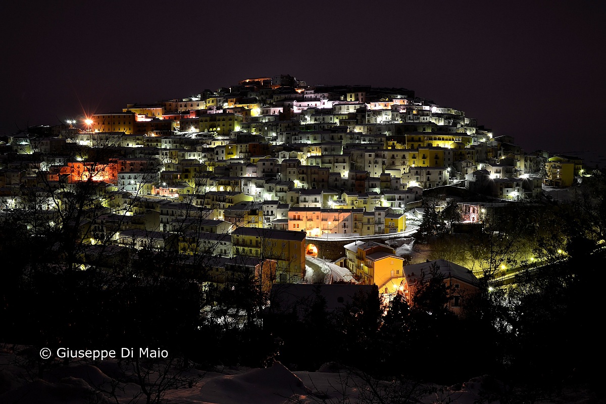 The spectacle of the snow (at night)