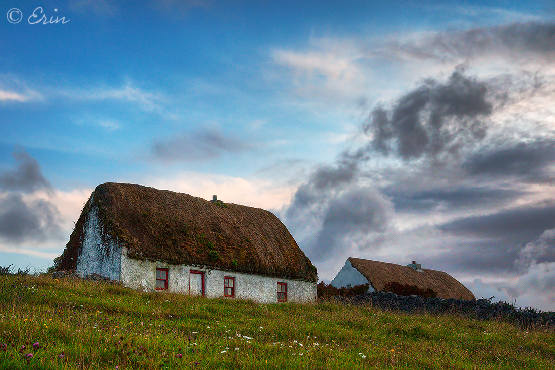 Tipici cottage dal tetto di paglia. Inishmore, Irlanda.