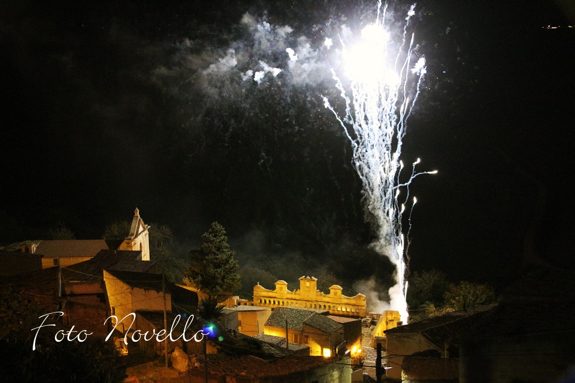Zona storica Leonforte, notturno.